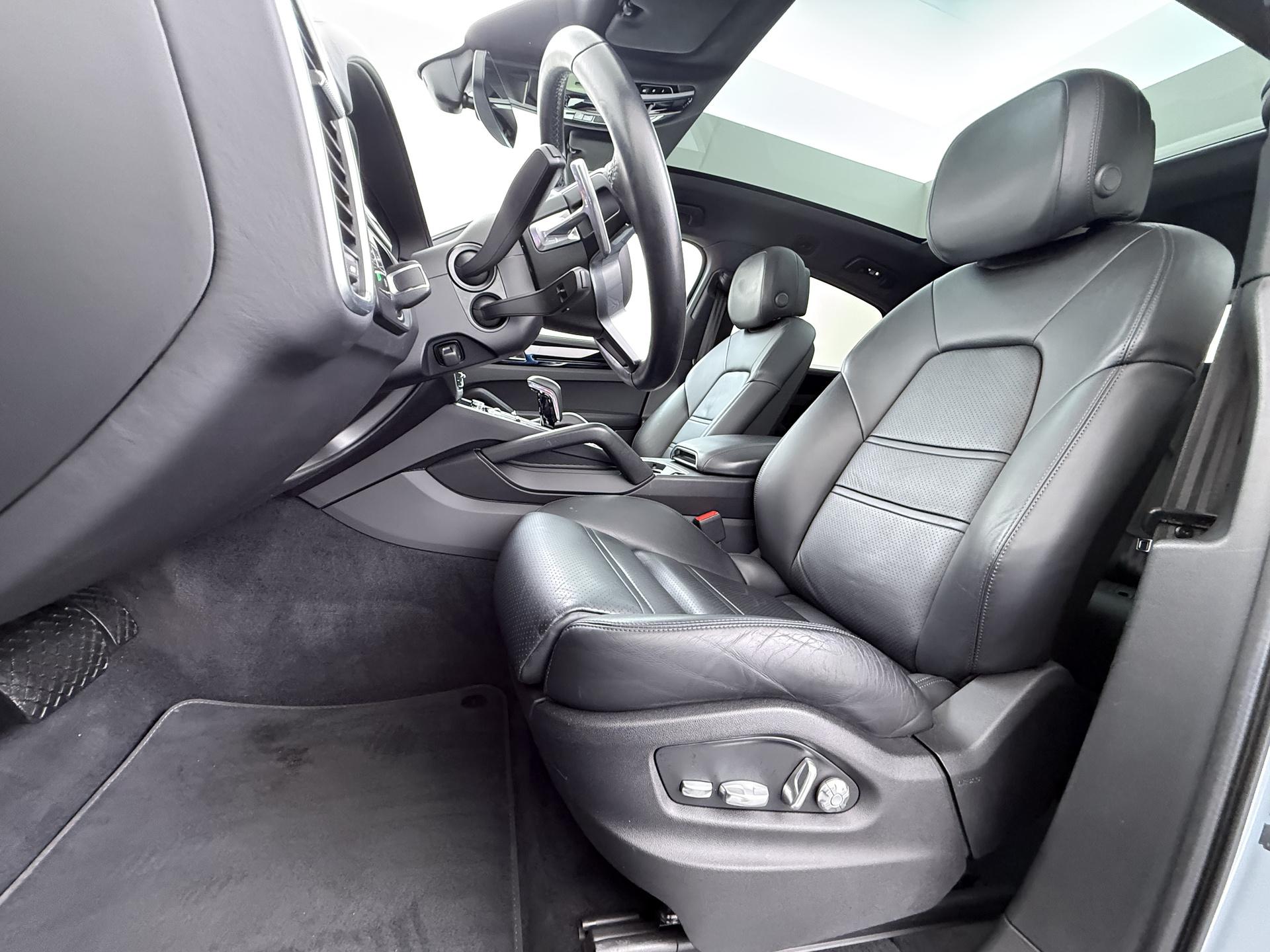 Porsche Cayenne Coupé 3.0 E-Hybrid 16