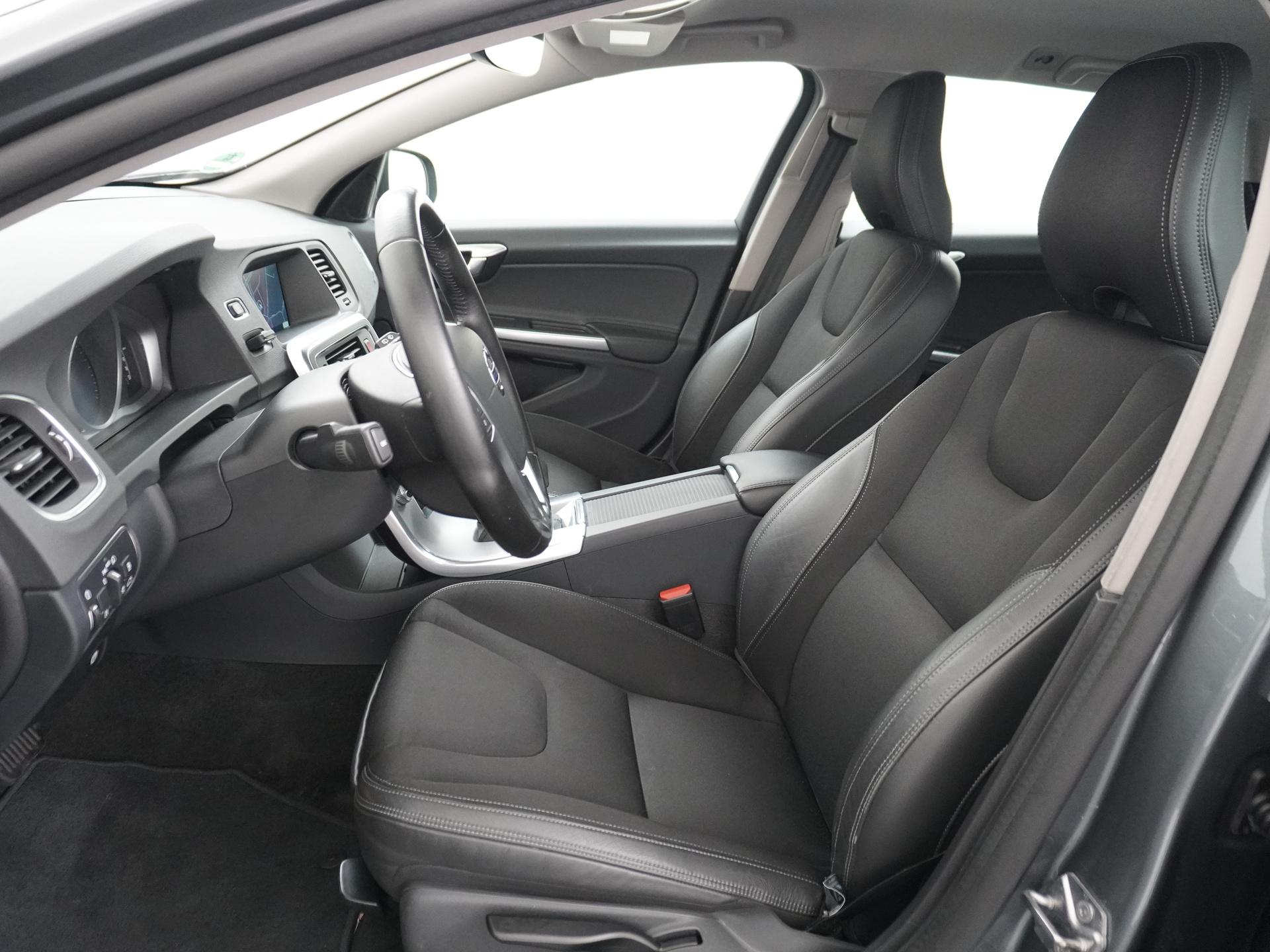 Volvo V60 1.5 T3 Summum 6