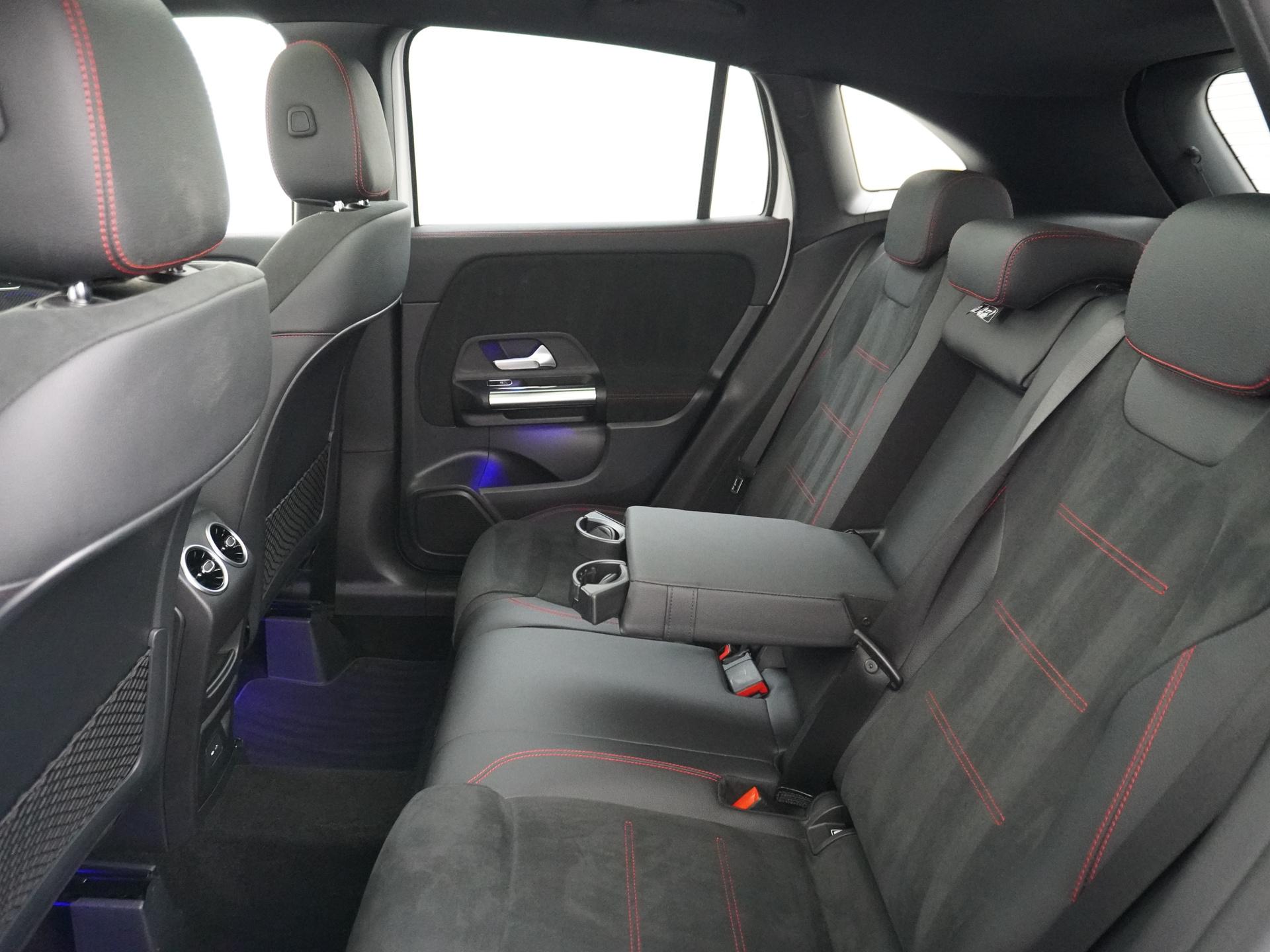 Mercedes-Benz GLA 200 AMG Business Solution 25