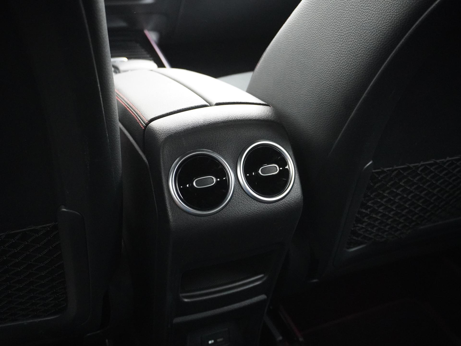 Mercedes-Benz GLA 200 AMG Business Solution 25