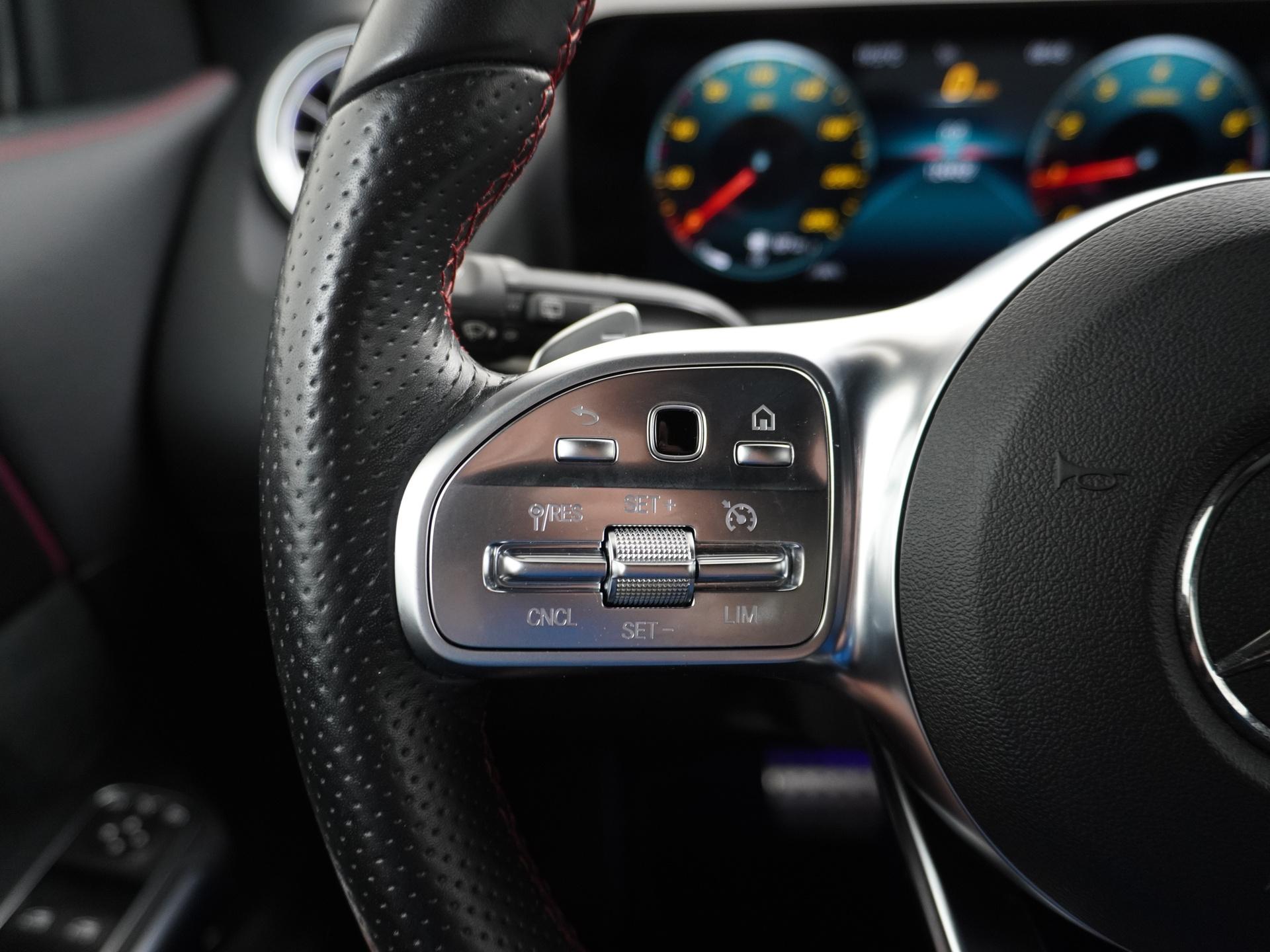 Mercedes-Benz GLA 200 AMG Business Solution 32