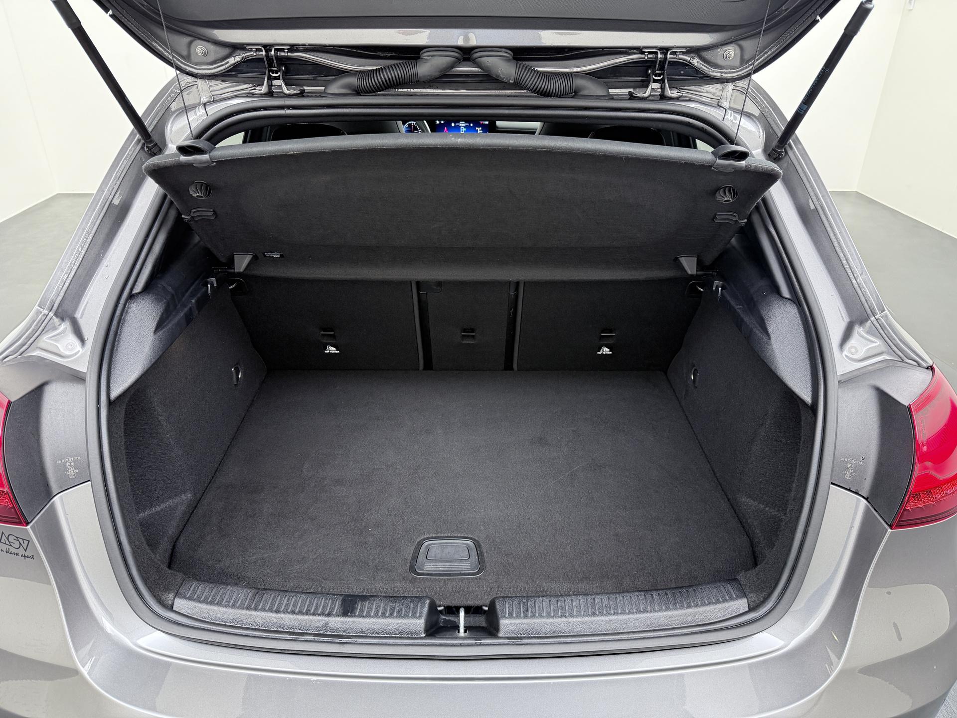 Mercedes-Benz A-Klasse 250 e AMG Line 14