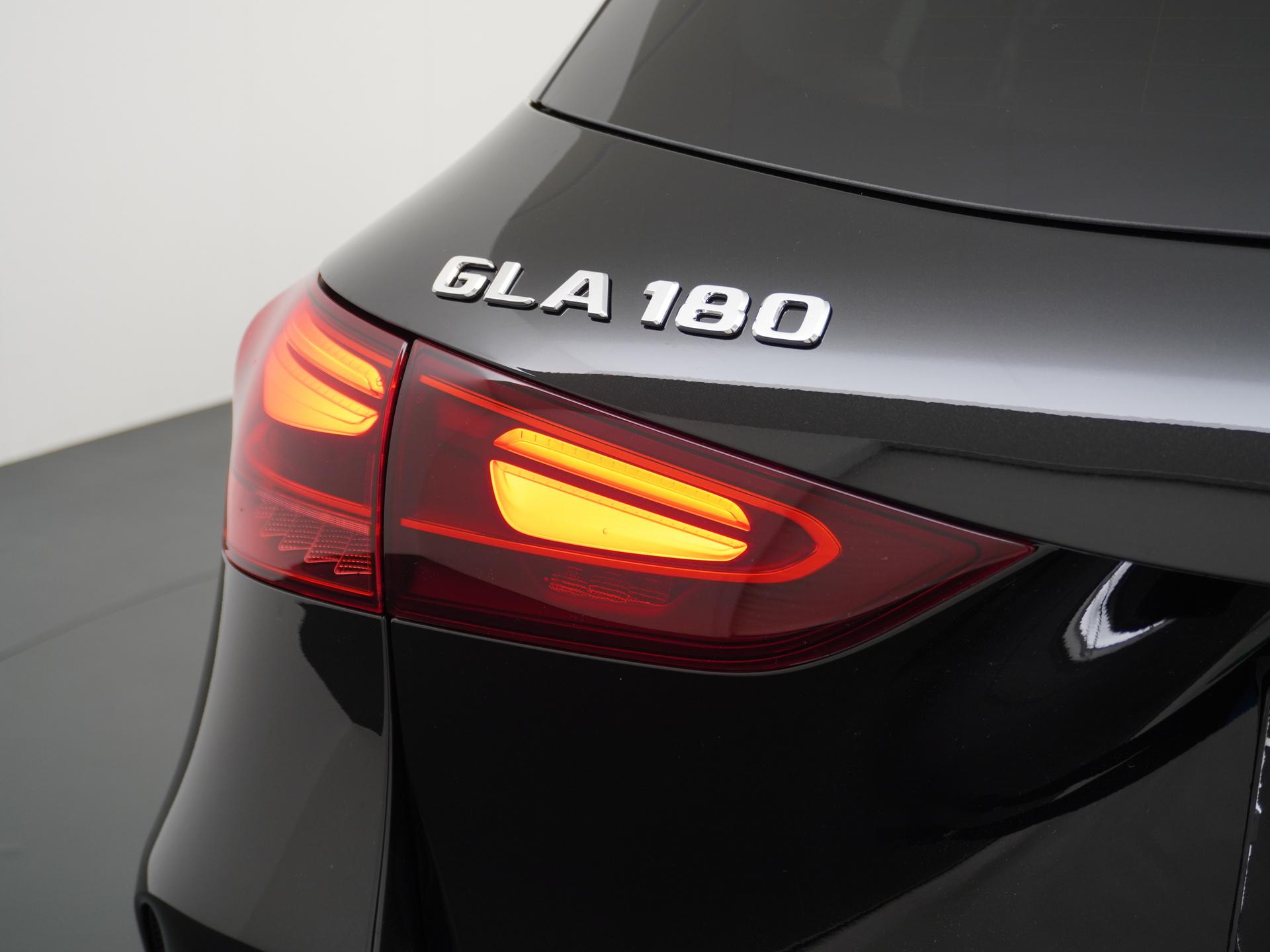 Mercedes-Benz GLA 180 Business Solution AMG 11