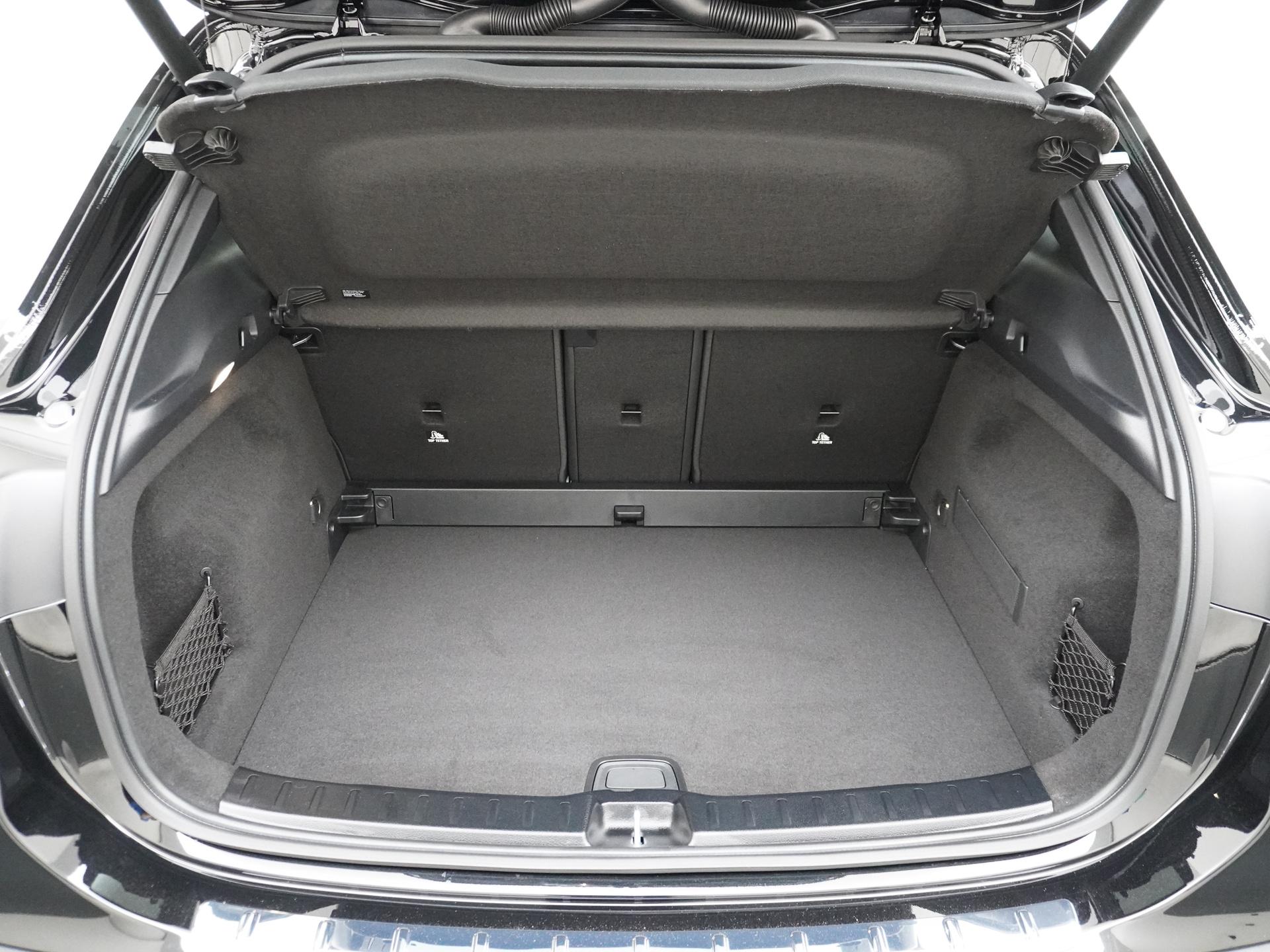 Mercedes-Benz GLA 180 Business Solution AMG 13