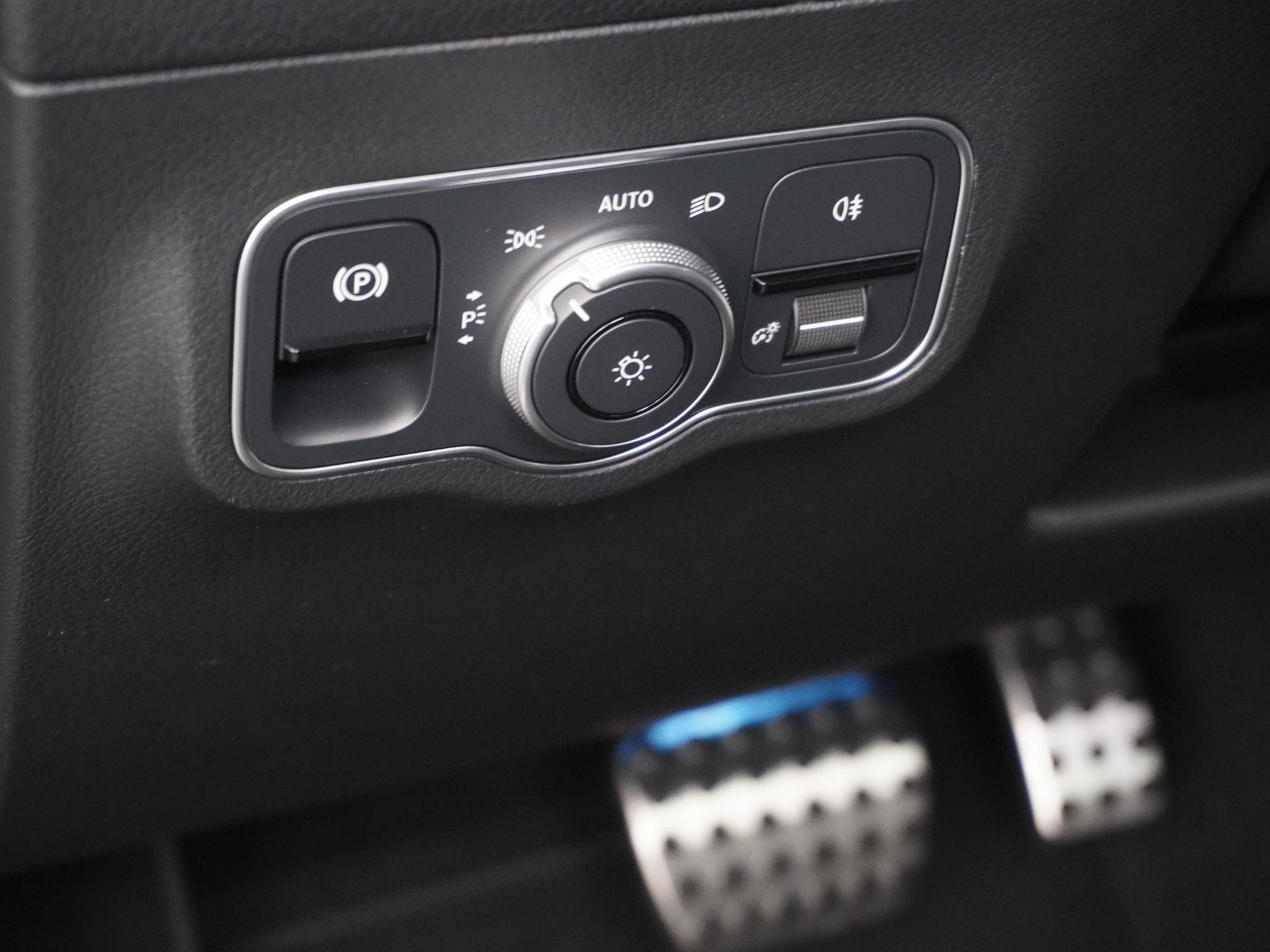 Mercedes-Benz GLA 180 Business Solution AMG 22