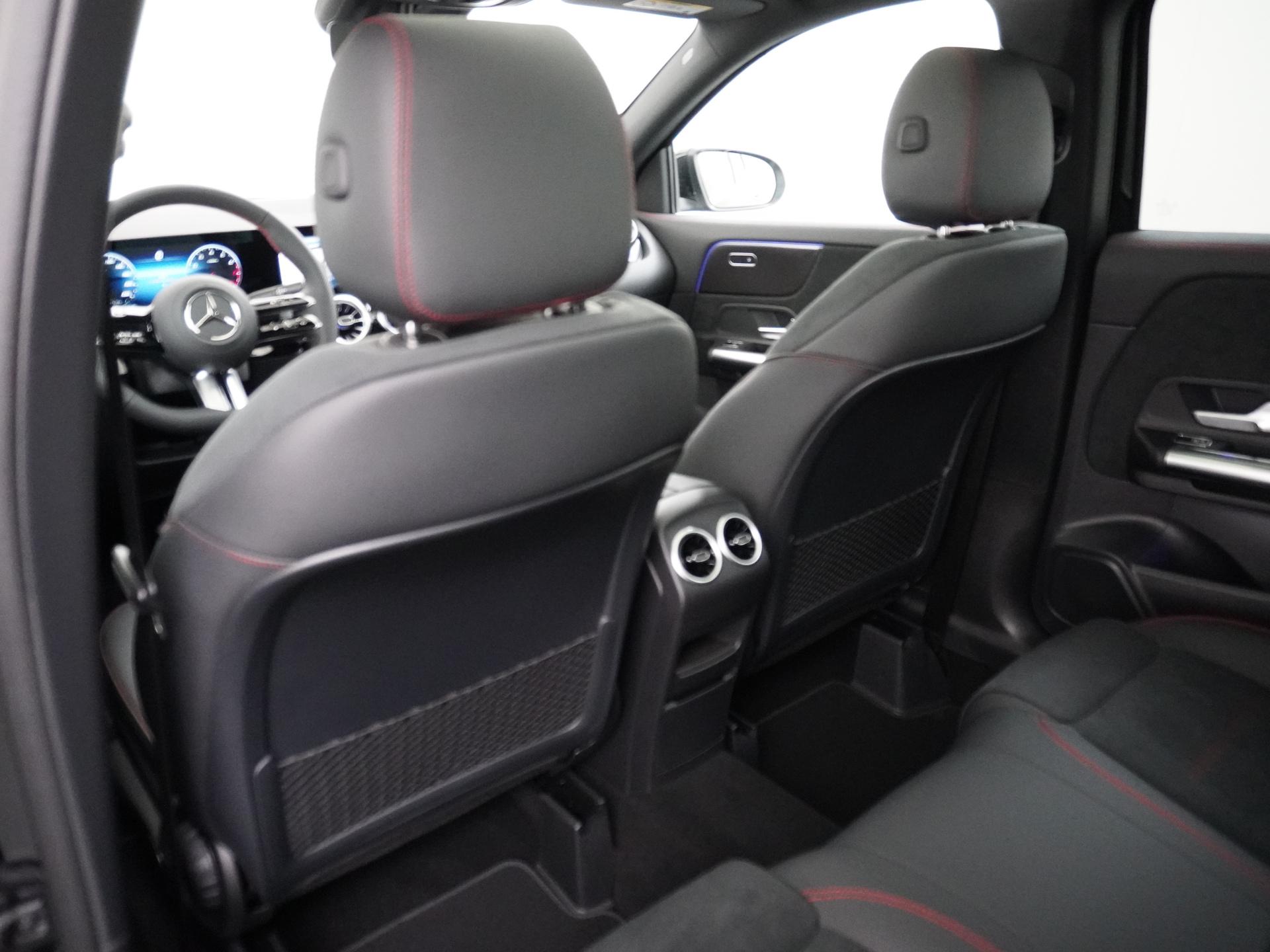 Mercedes-Benz GLA 180 Business Solution AMG 24