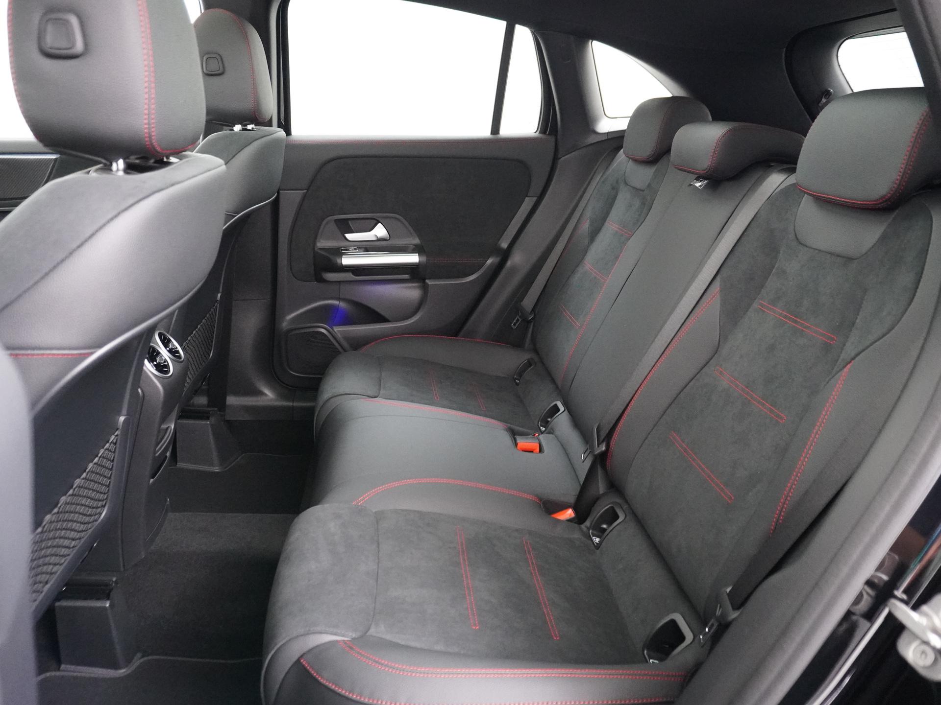 Mercedes-Benz GLA 180 Business Solution AMG 25