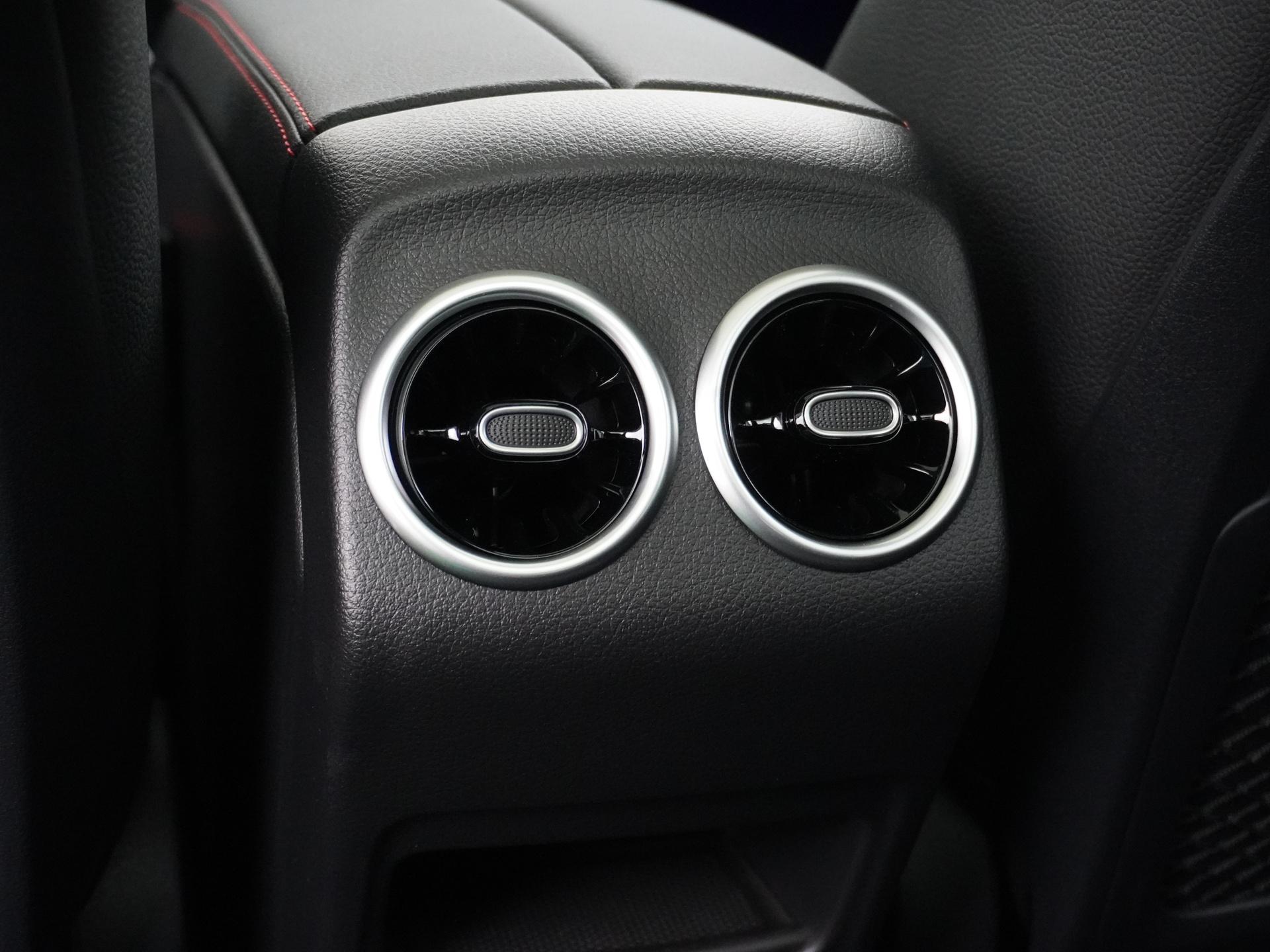 Mercedes-Benz GLA 180 Business Solution AMG 26