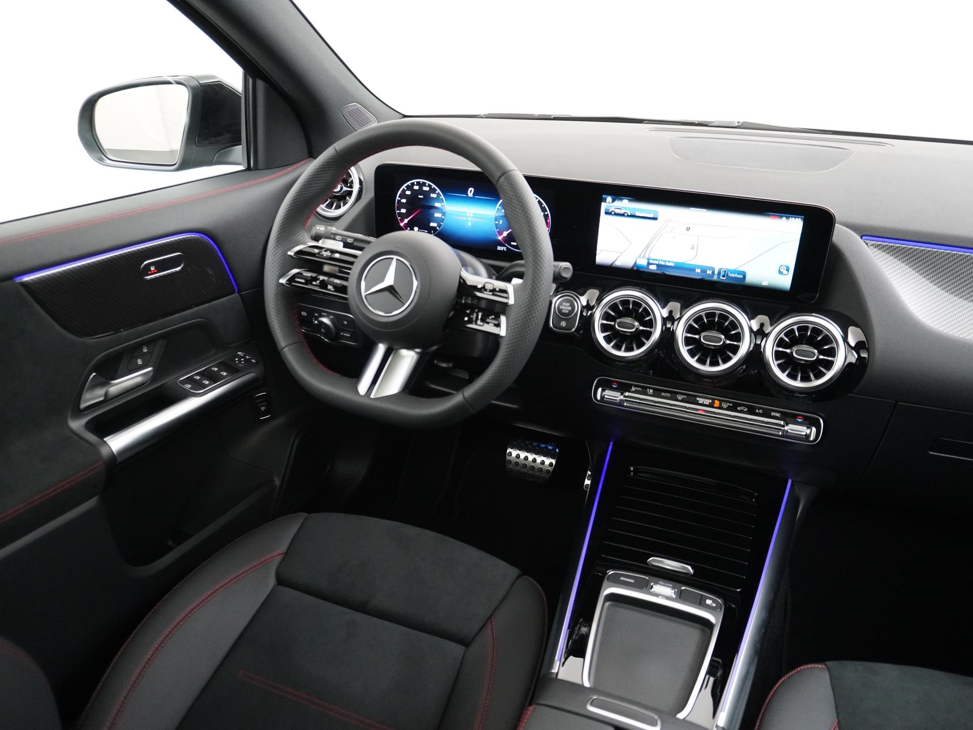 Mercedes-Benz GLA 180 Business Solution AMG 28