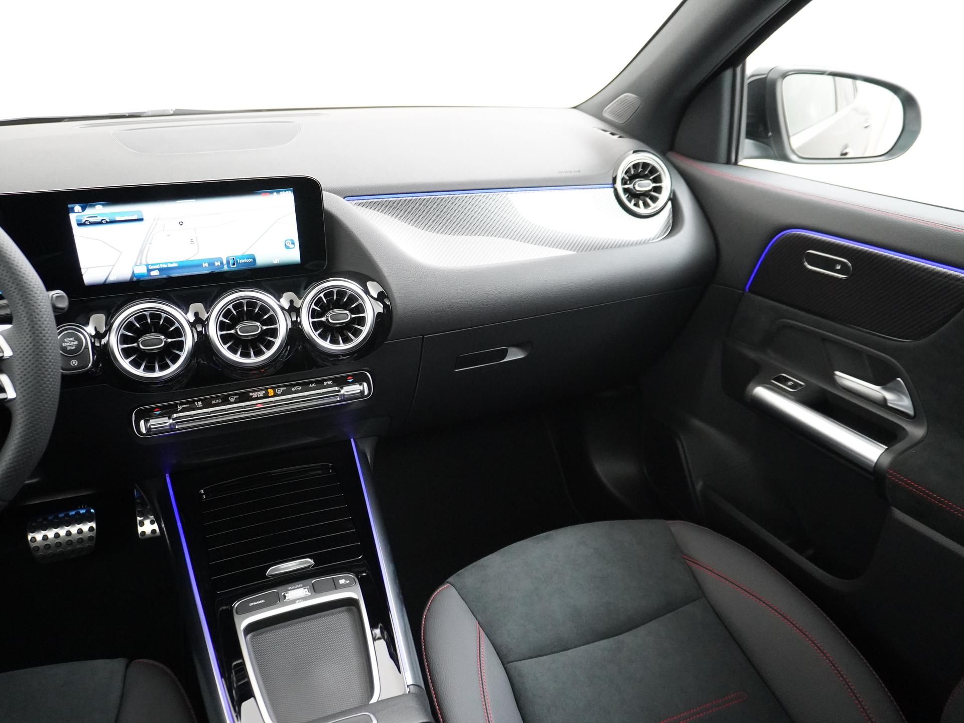 Mercedes-Benz GLA 180 Business Solution AMG 29