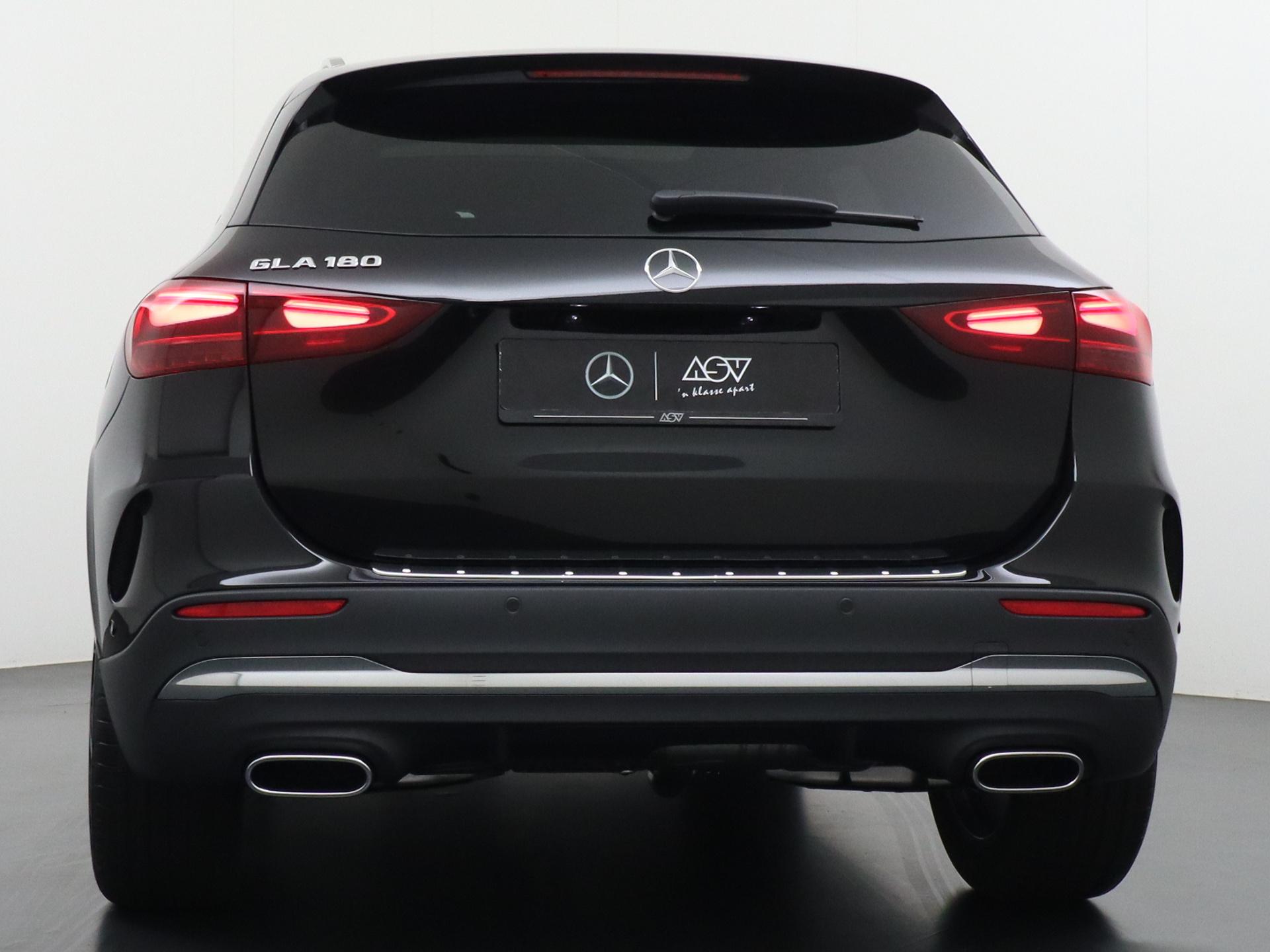Mercedes-Benz GLA 180 Business Solution AMG 3