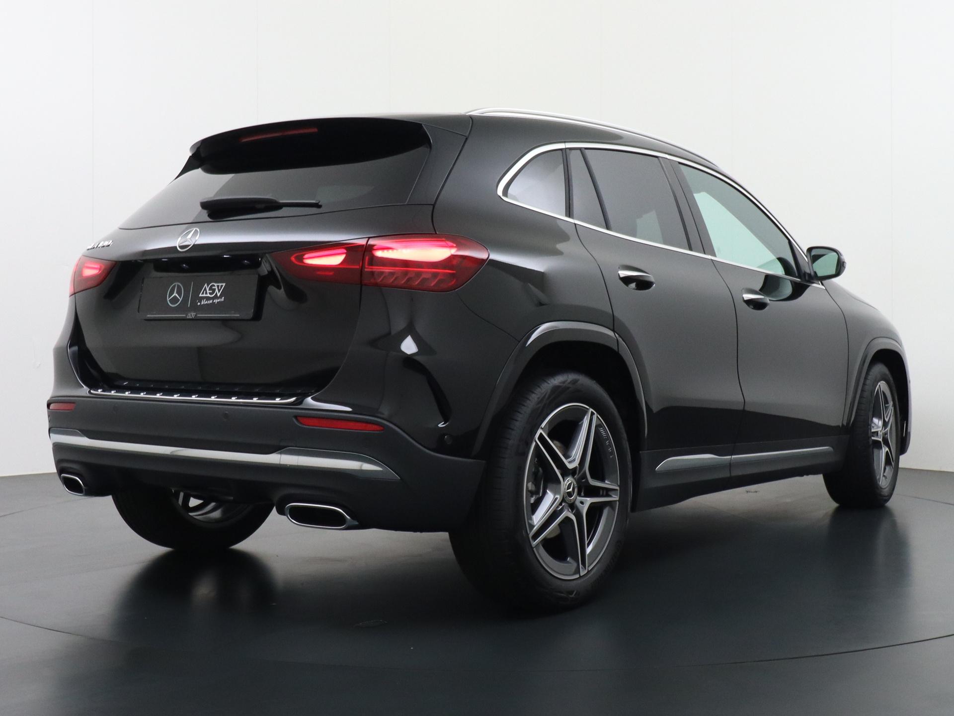 Mercedes-Benz GLA 180 Business Solution AMG 4