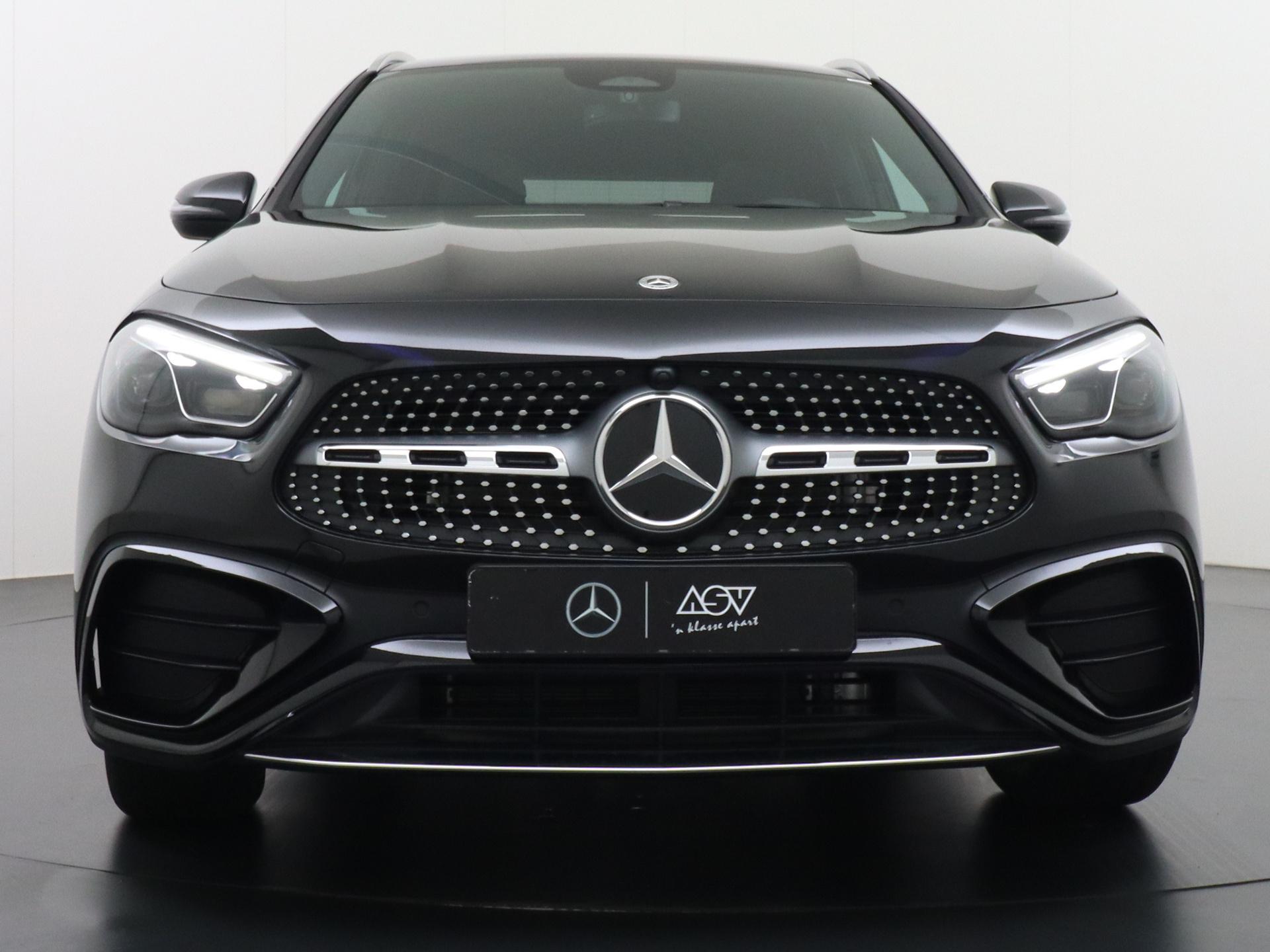 Mercedes-Benz GLA 180 Business Solution AMG 7