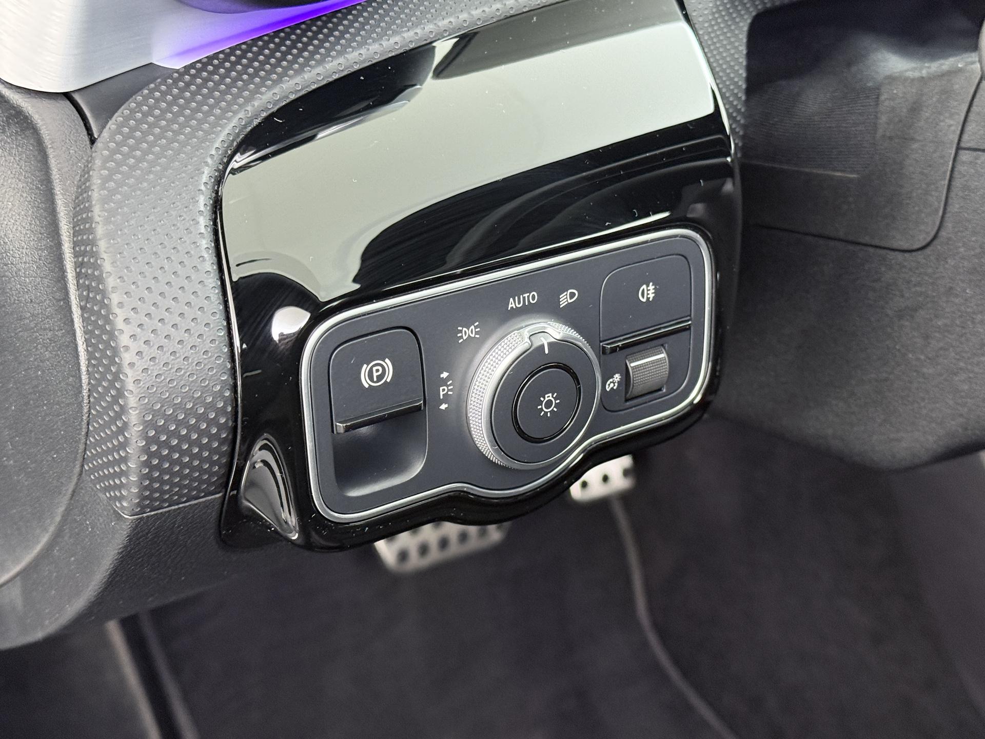 Mercedes-Benz CLA-Klasse Shooting Brake 180 AMG Line 20