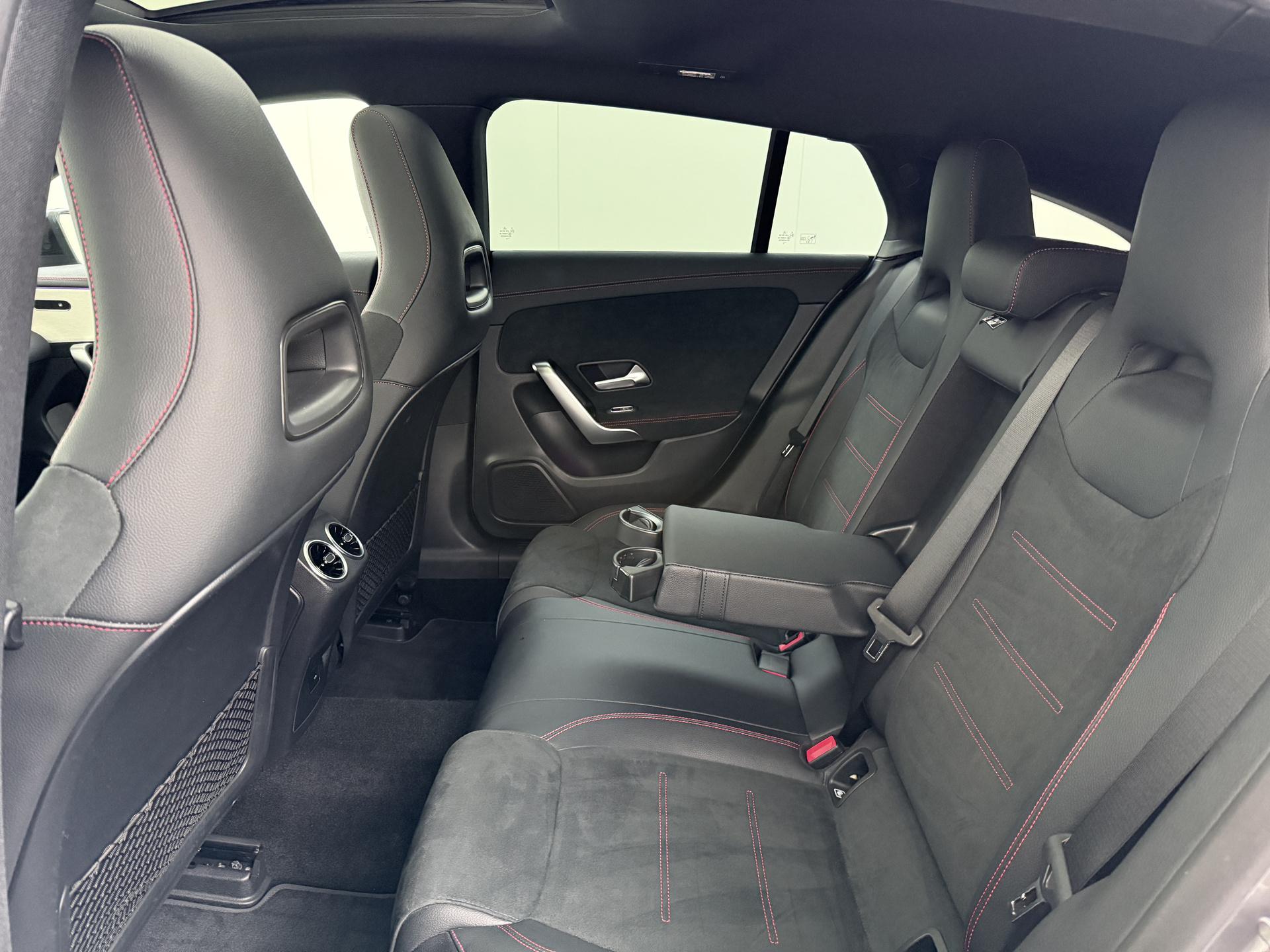 Mercedes-Benz CLA-Klasse Shooting Brake 180 AMG Line 23