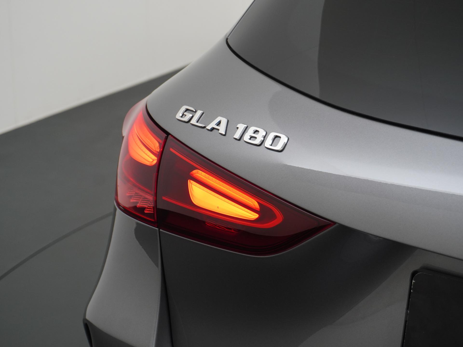 Mercedes-Benz GLA 180 Business Solution AMG 11