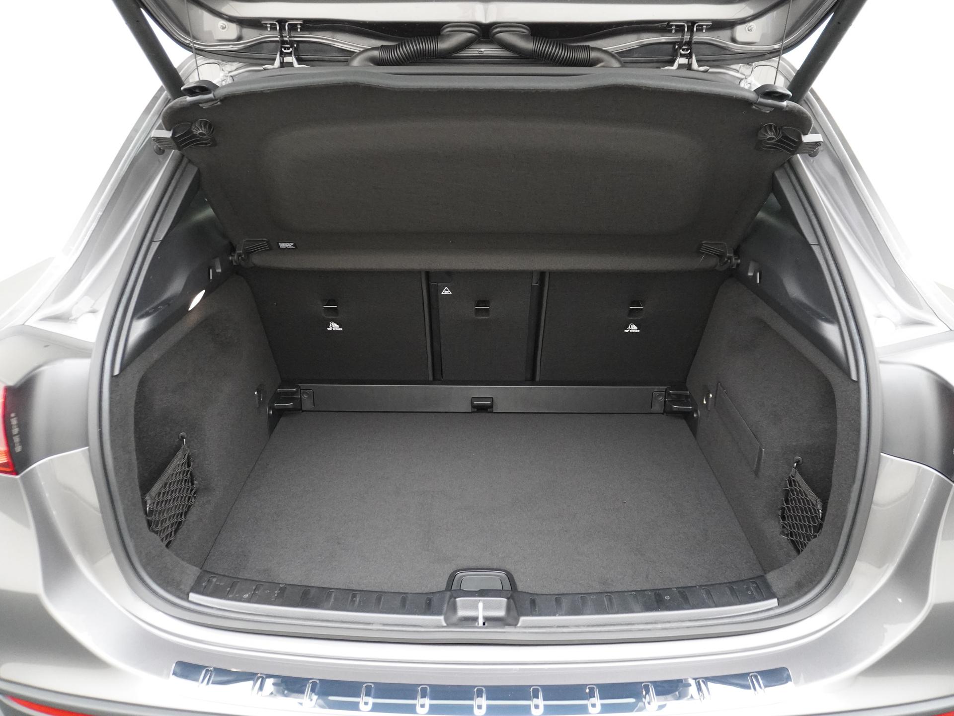 Mercedes-Benz GLA 180 Business Solution AMG 13