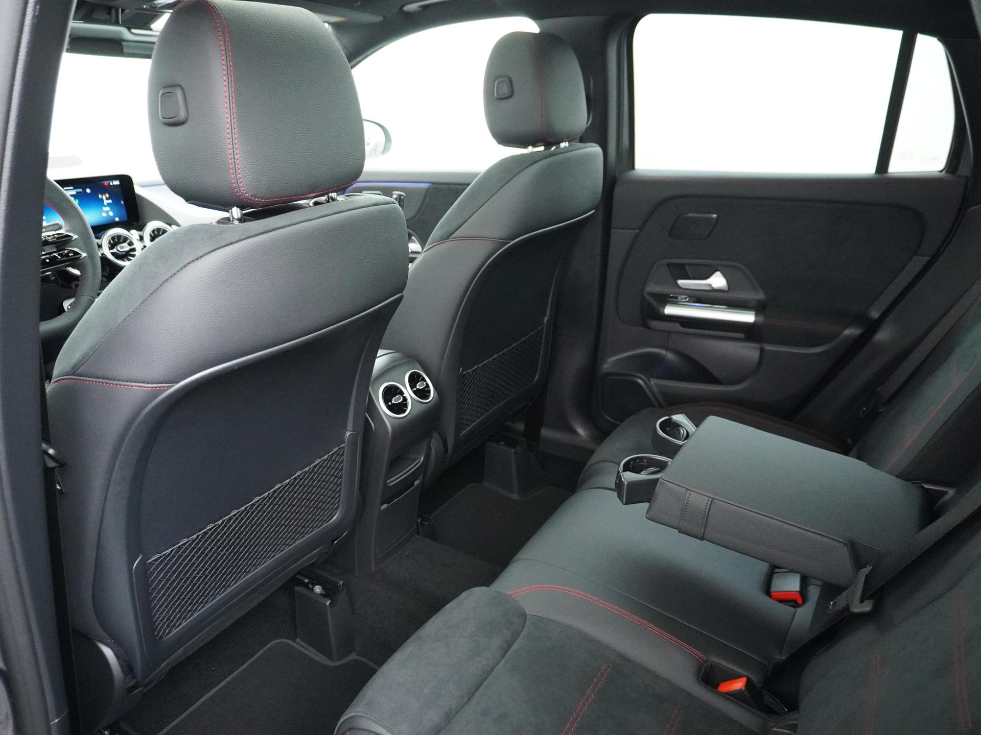 Mercedes-Benz GLA 180 Business Solution AMG 24