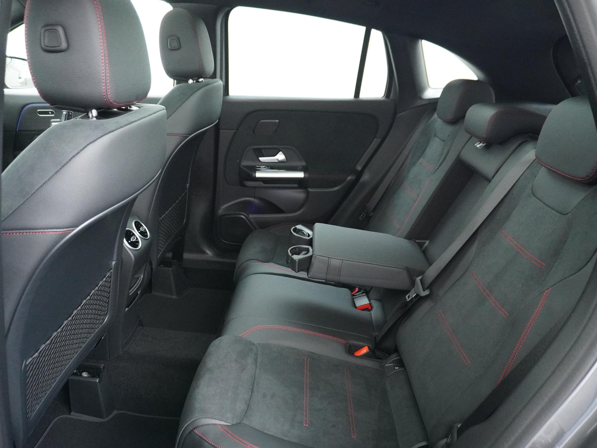 Mercedes-Benz GLA 180 Business Solution AMG 25