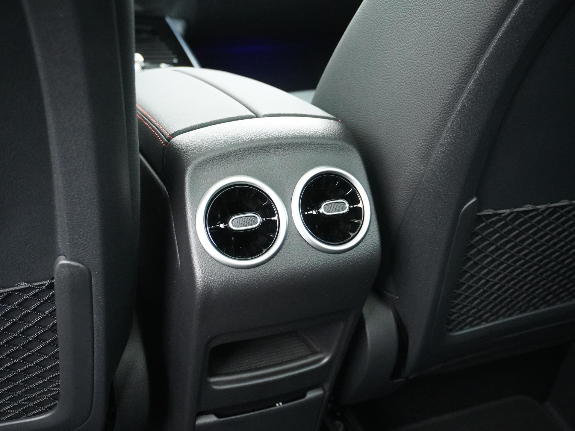 Mercedes-Benz GLA 180 Business Solution AMG 26