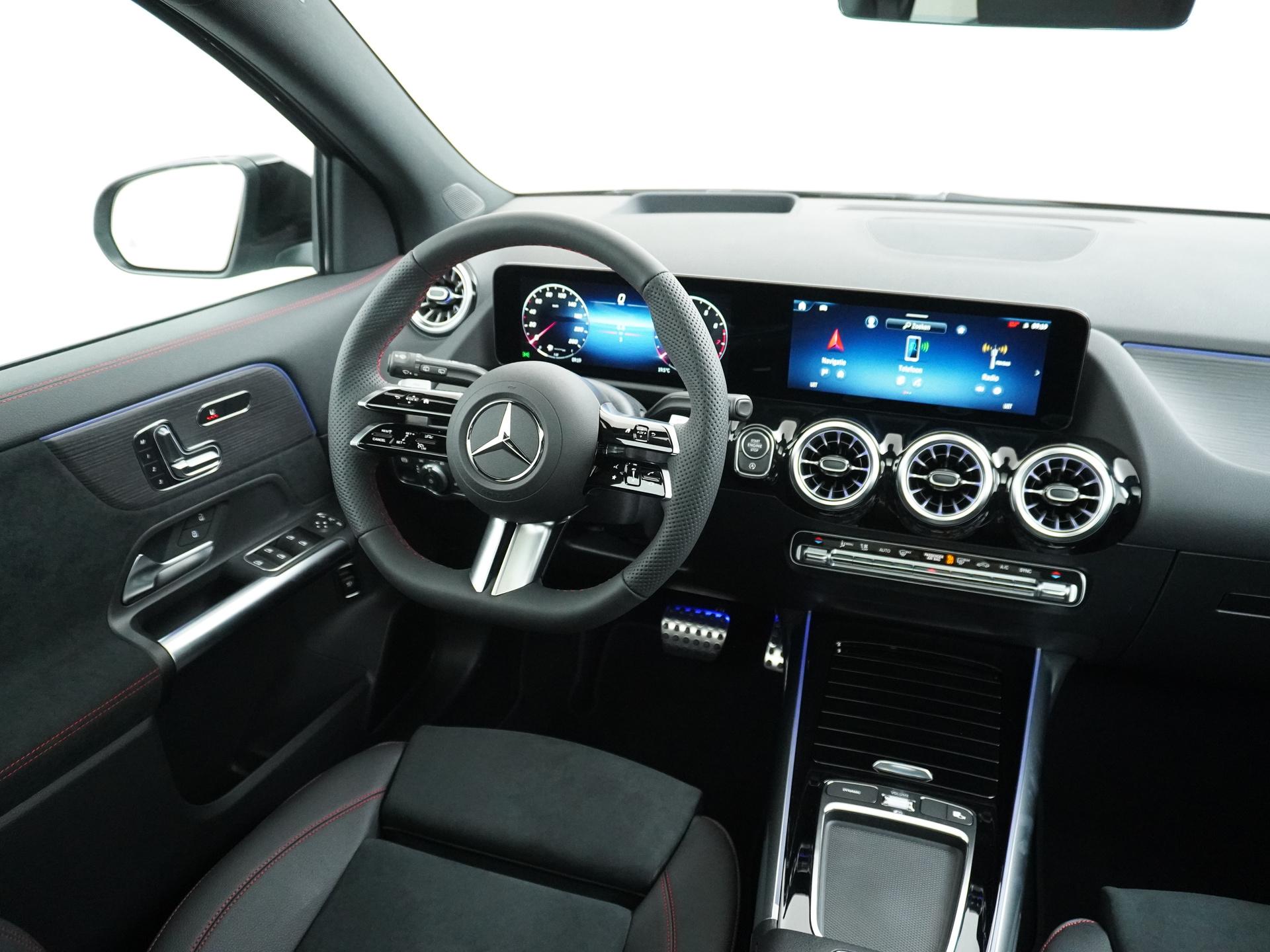 Mercedes-Benz GLA 180 Business Solution AMG 28
