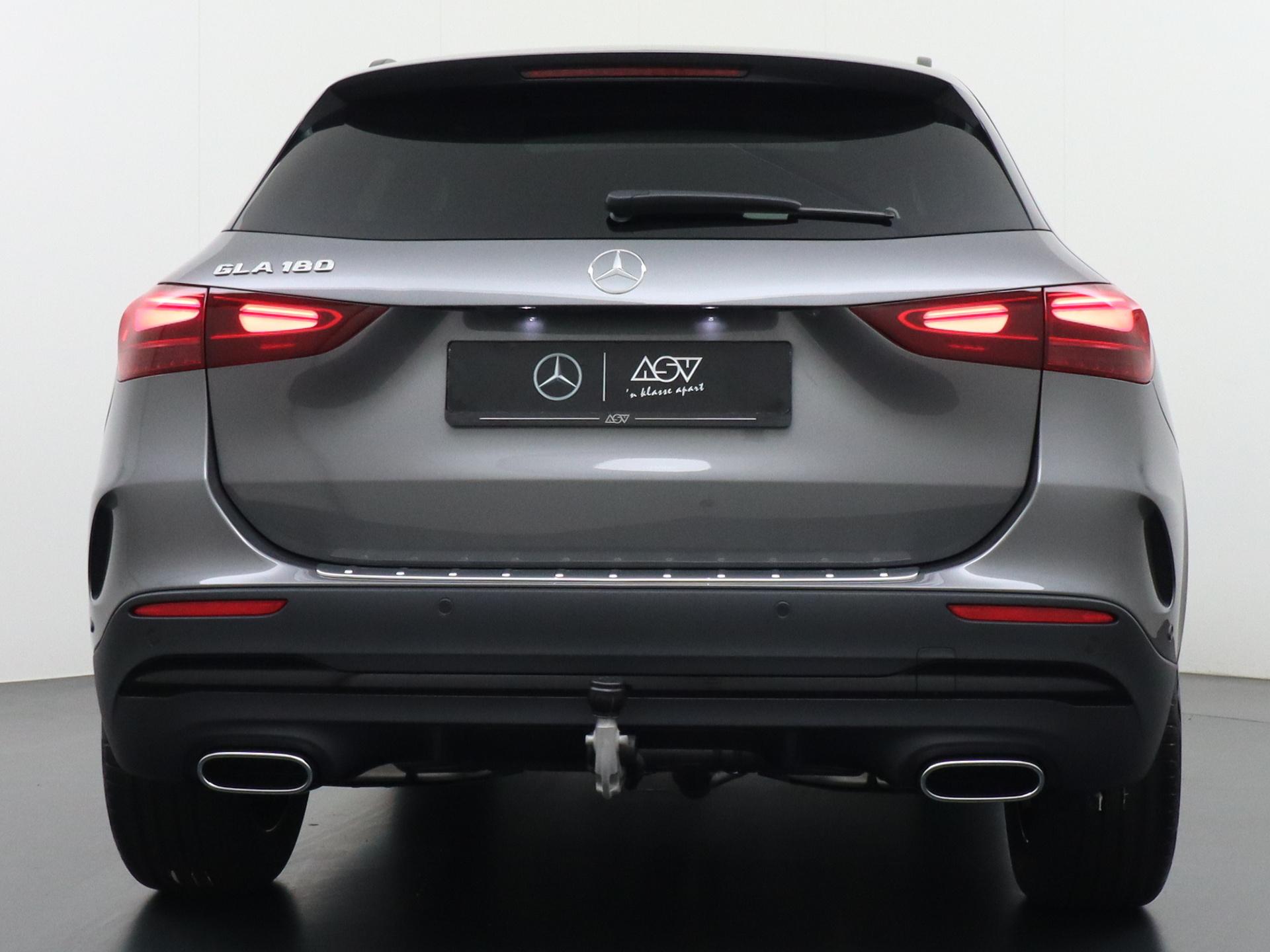 Mercedes-Benz GLA 180 Business Solution AMG 3