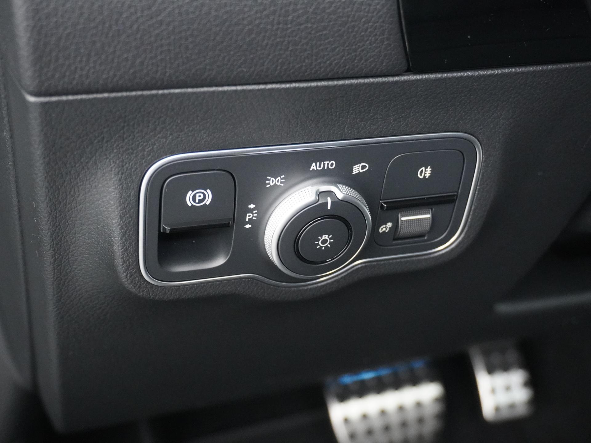 Mercedes-Benz GLA 180 Business Solution AMG 30