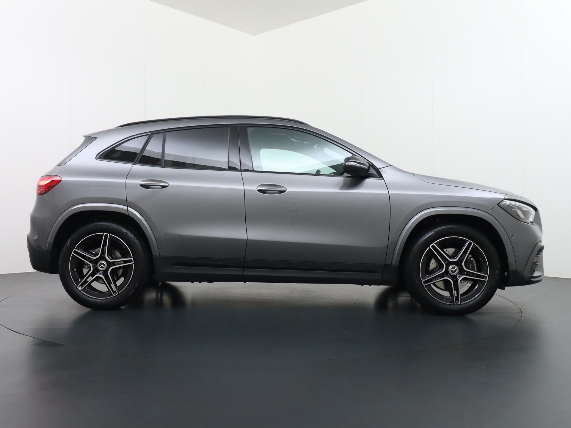 Mercedes-Benz GLA 180 Business Solution AMG 5