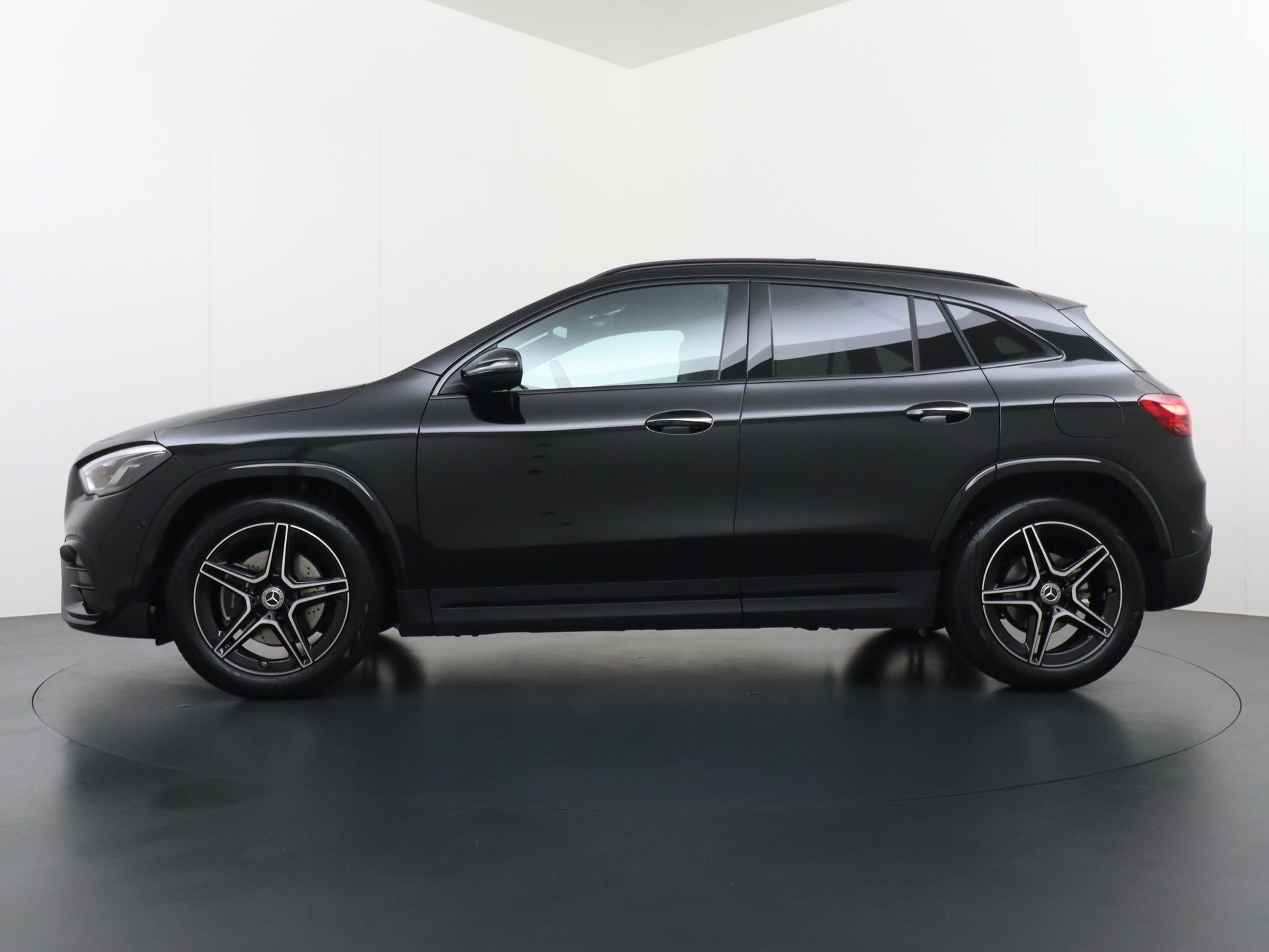 Mercedes-Benz GLA 180 Business Solution AMG 1