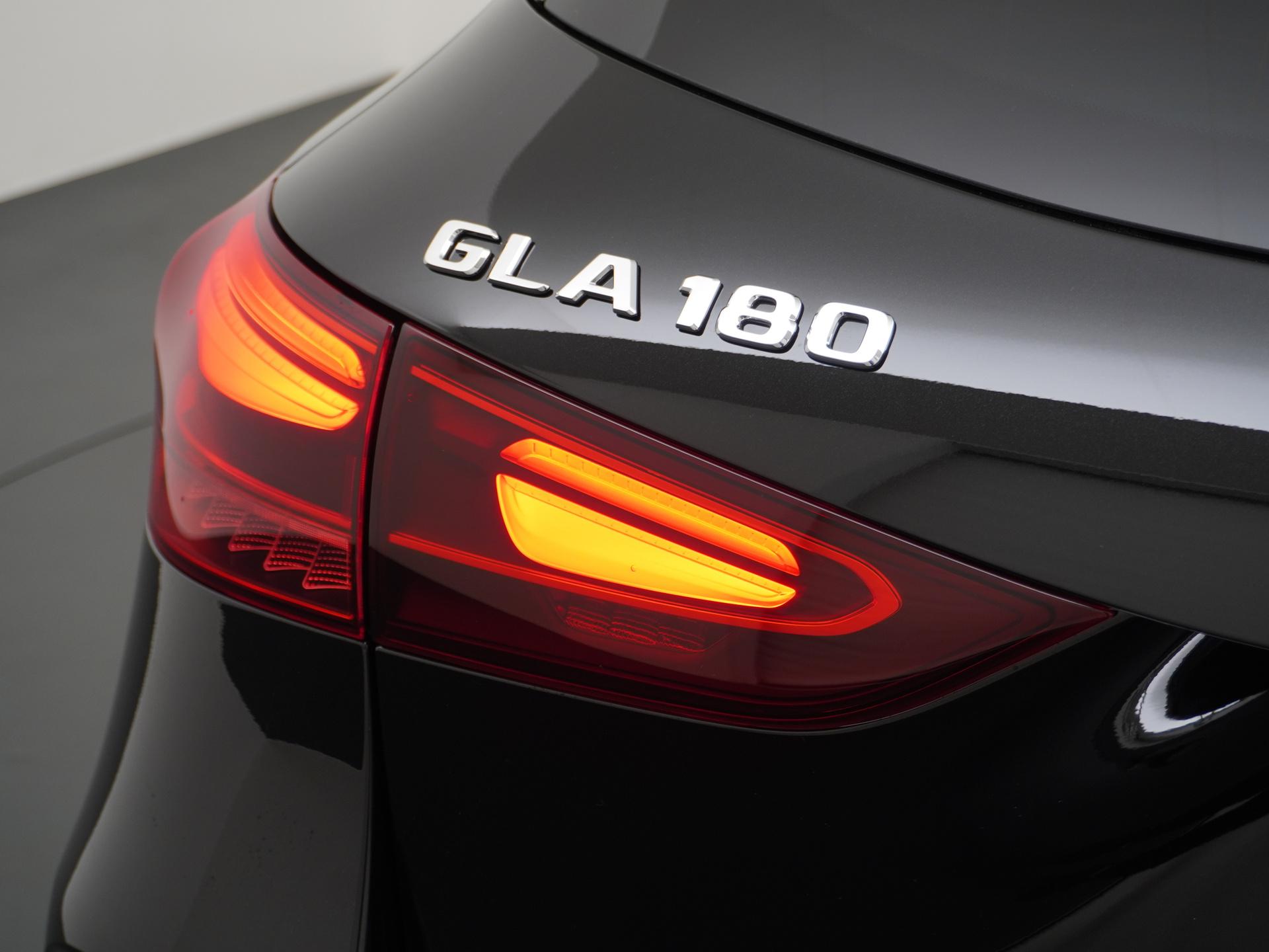 Mercedes-Benz GLA 180 Business Solution AMG 11