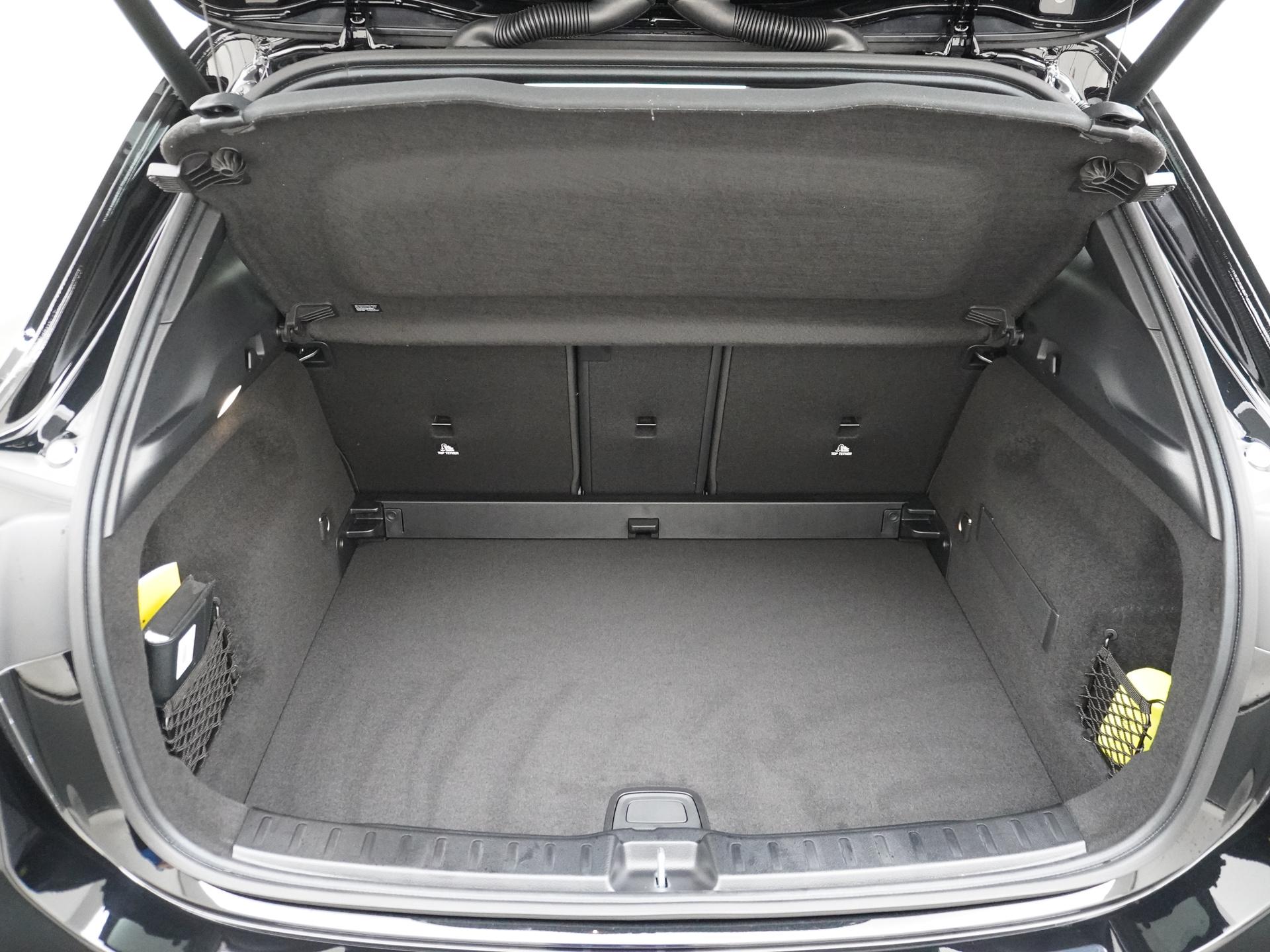 Mercedes-Benz GLA 180 Business Solution AMG 13