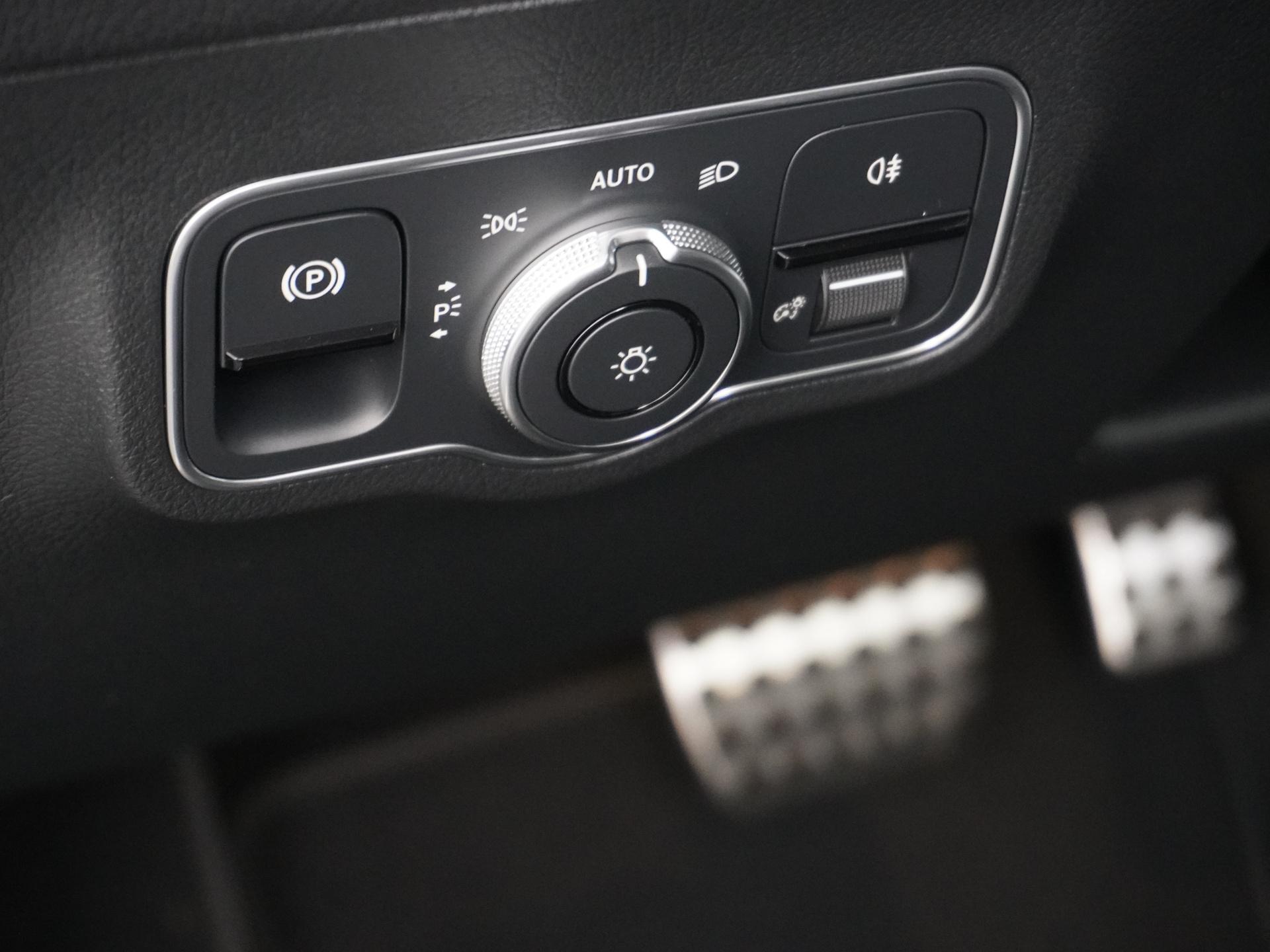 Mercedes-Benz GLA 180 Business Solution AMG 22