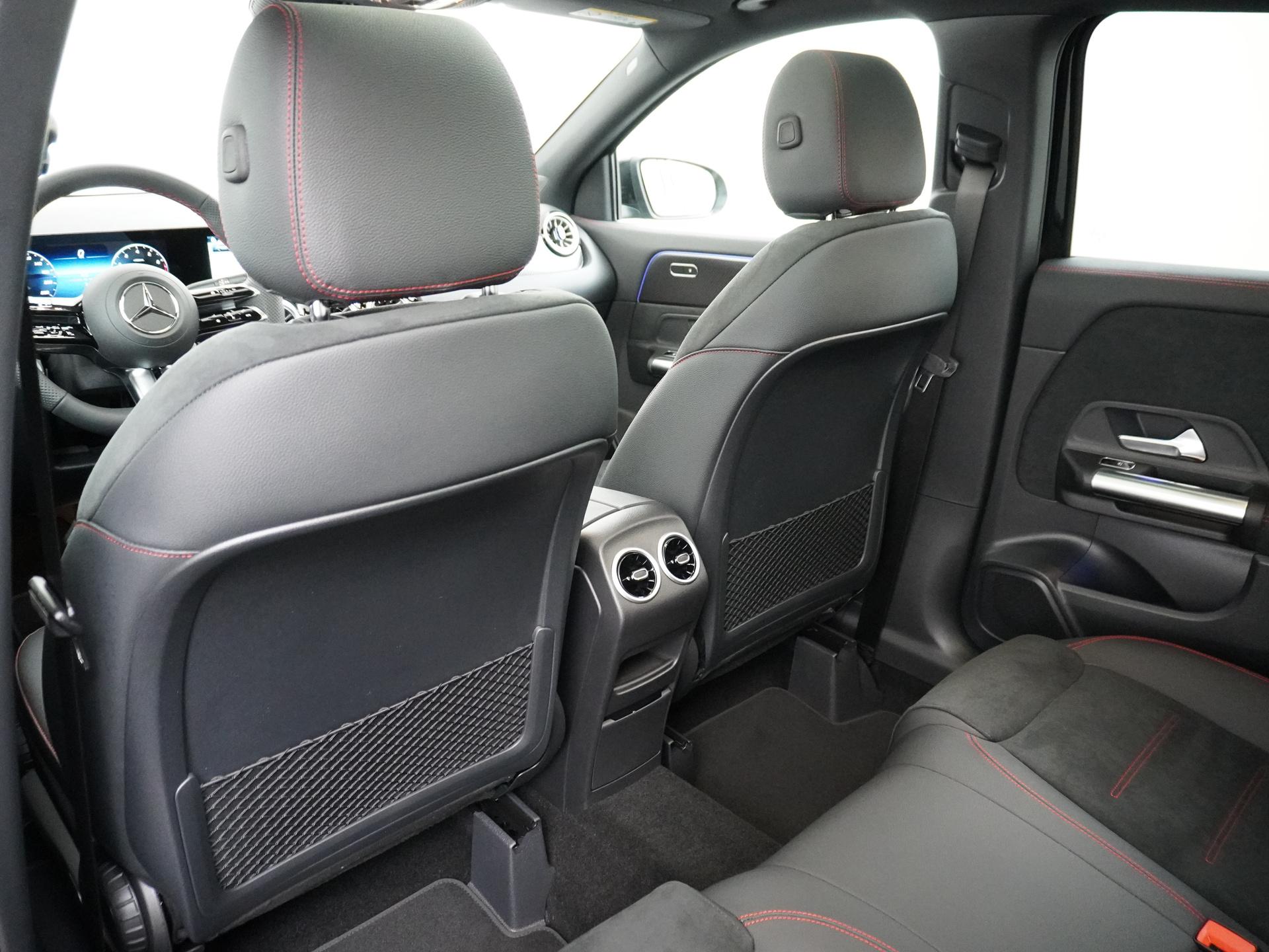 Mercedes-Benz GLA 180 Business Solution AMG 24