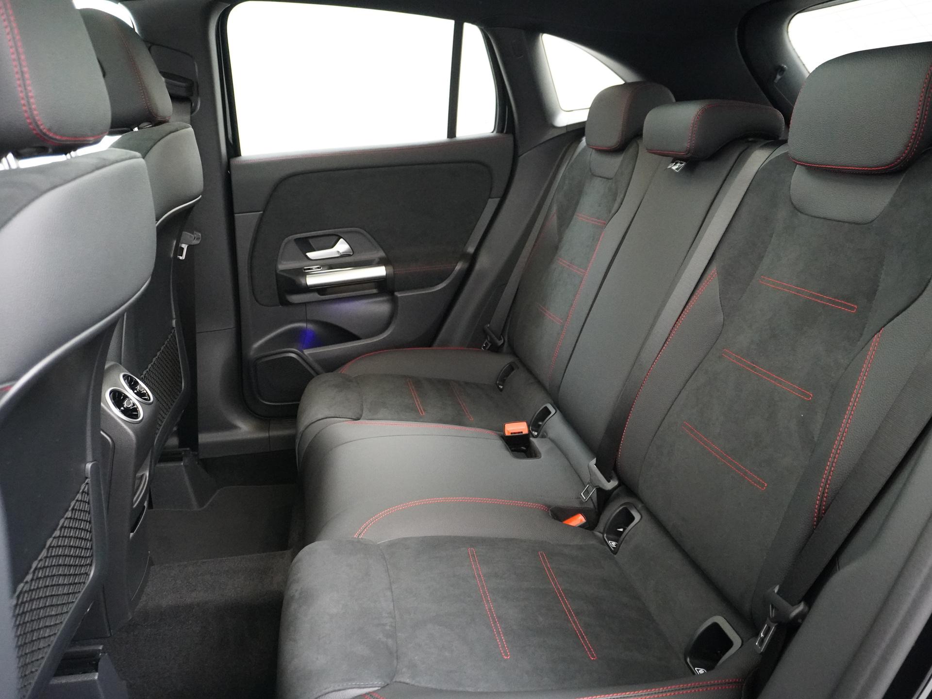 Mercedes-Benz GLA 180 Business Solution AMG 25