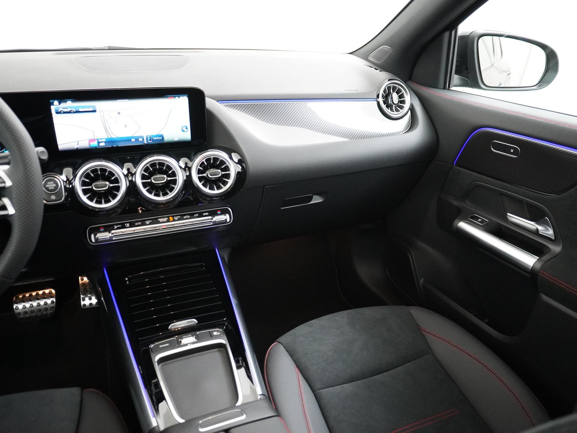 Mercedes-Benz GLA 180 Business Solution AMG 28