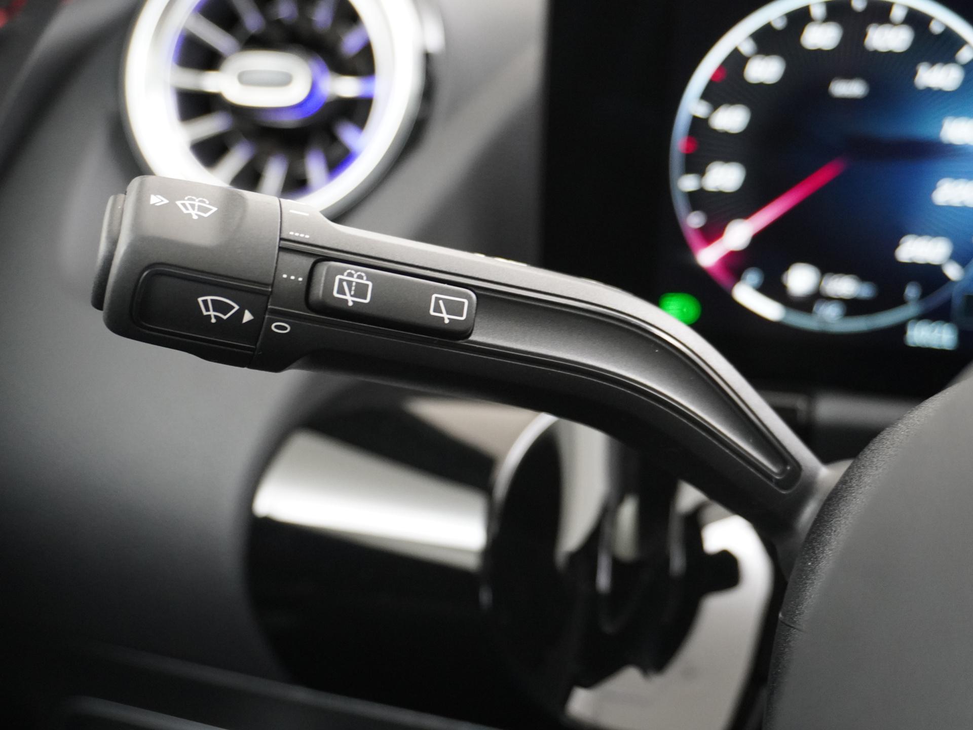 Mercedes-Benz GLA 180 Business Solution AMG 29