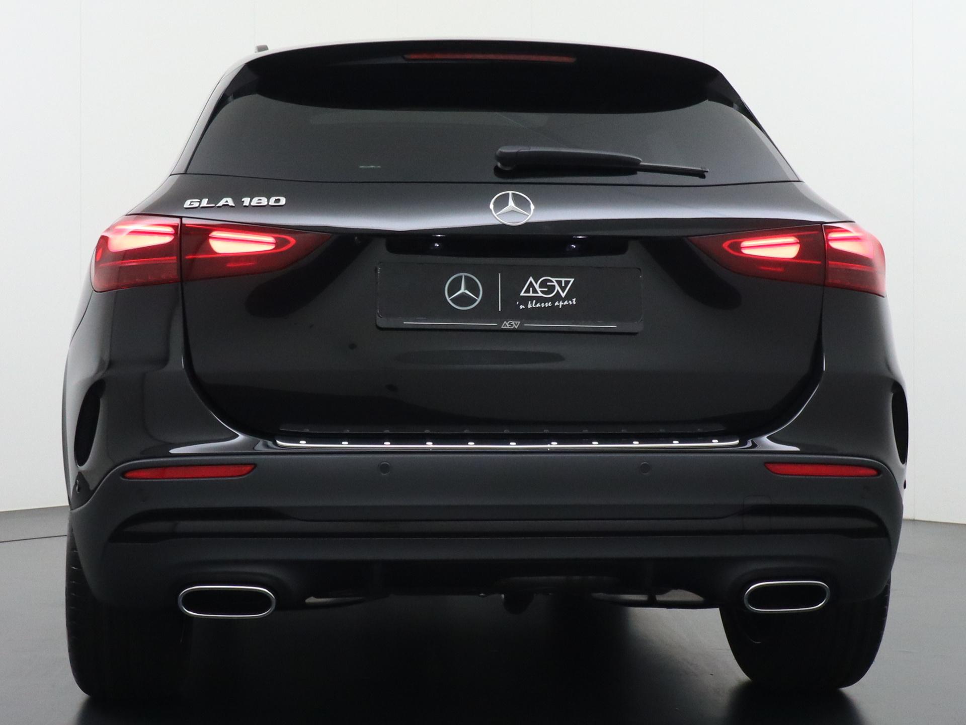 Mercedes-Benz GLA 180 Business Solution AMG 3