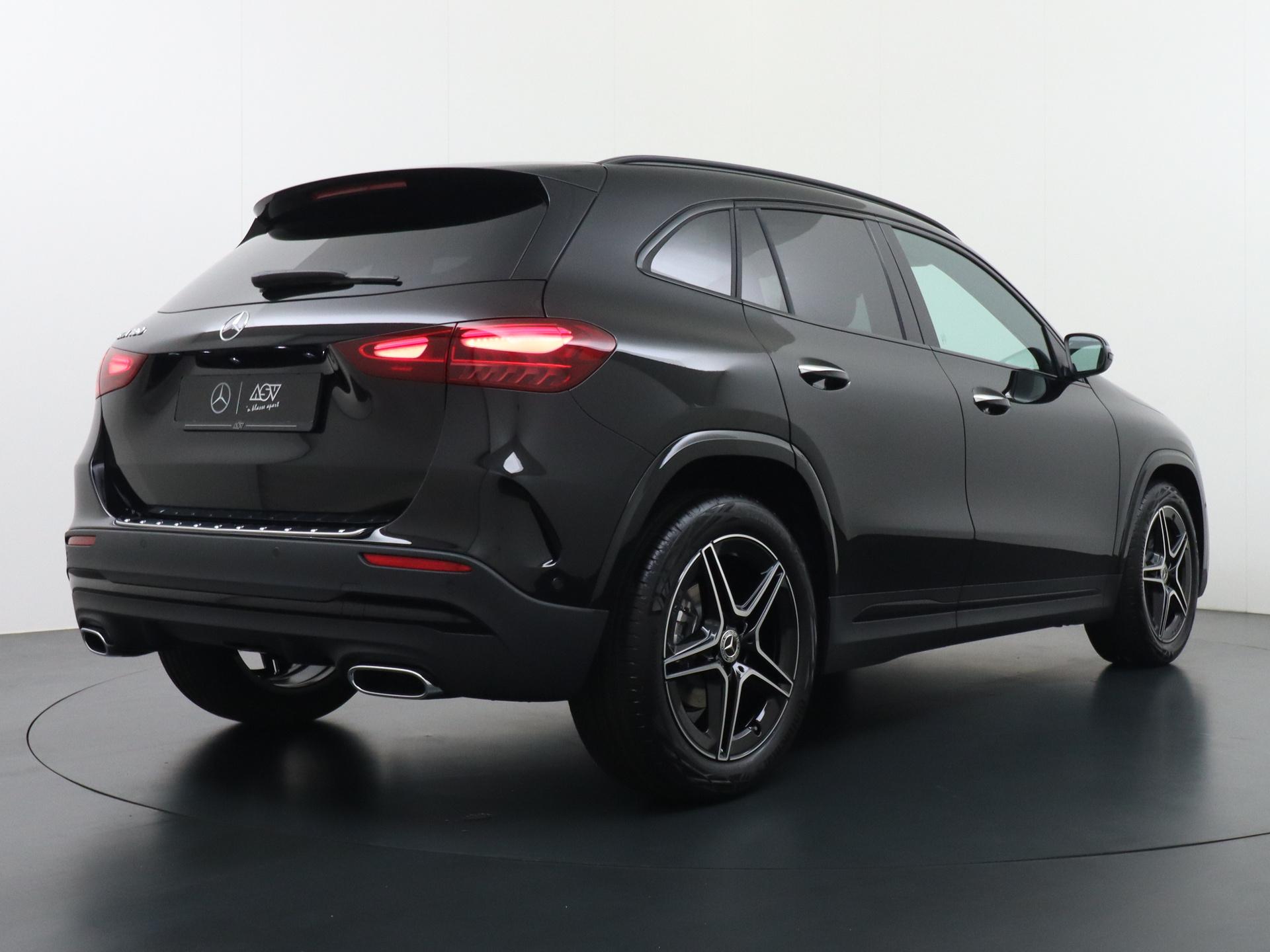 Mercedes-Benz GLA 180 Business Solution AMG 4