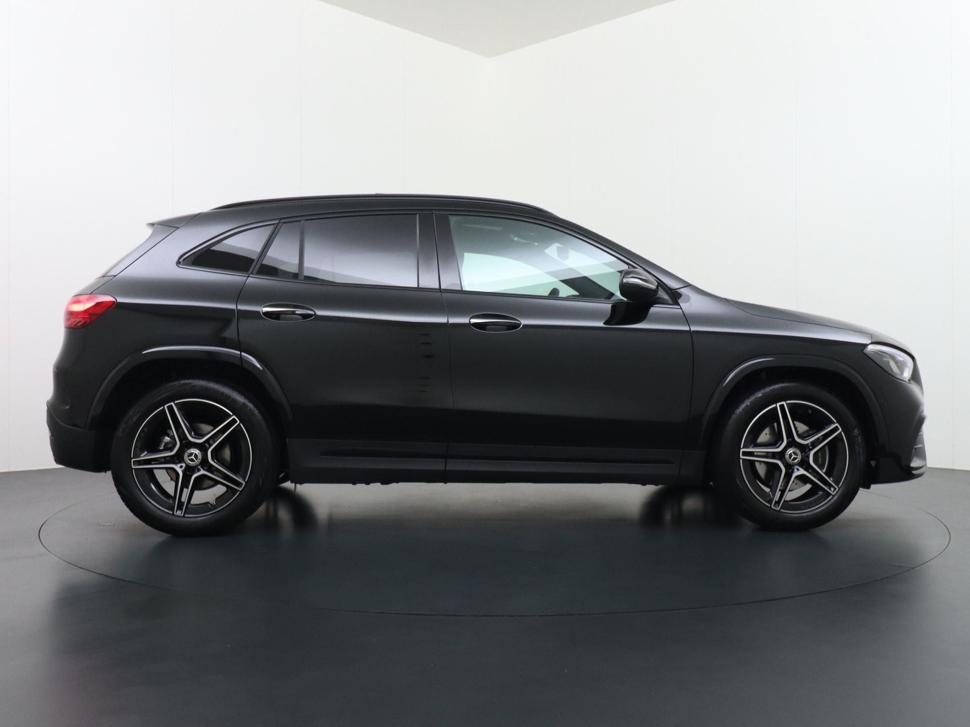 Mercedes-Benz GLA 180 Business Solution AMG 5