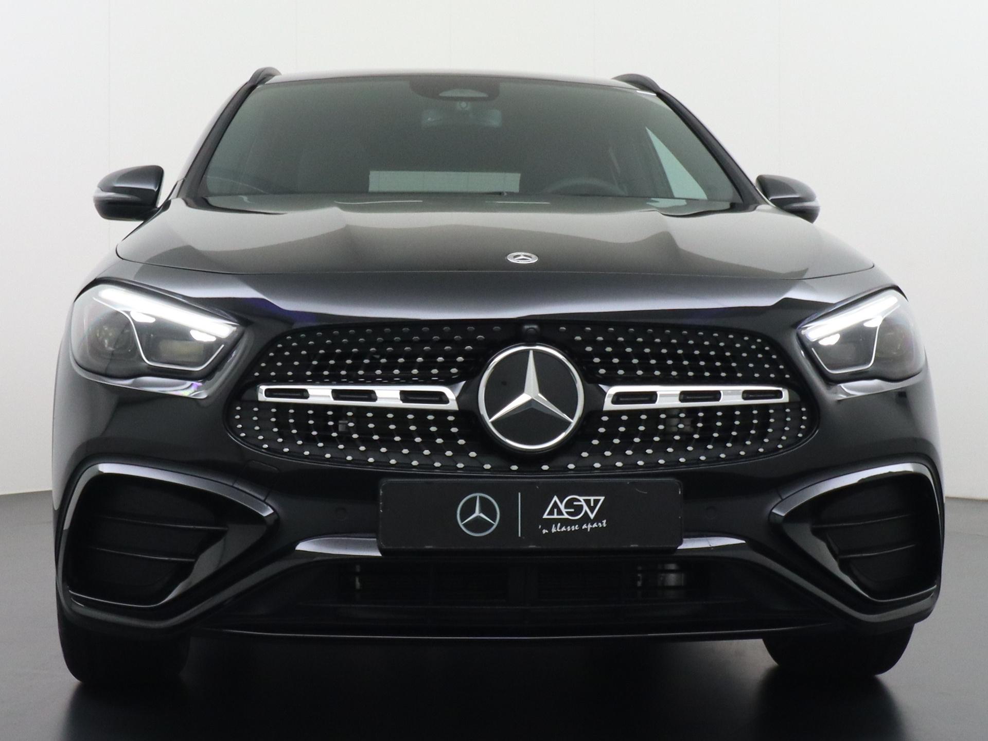 Mercedes-Benz GLA 180 Business Solution AMG 7
