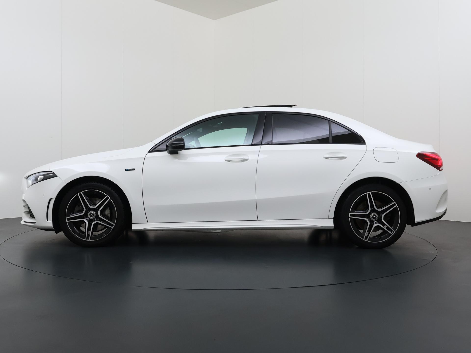 Mercedes-Benz A-klasse 250 e AMG 2