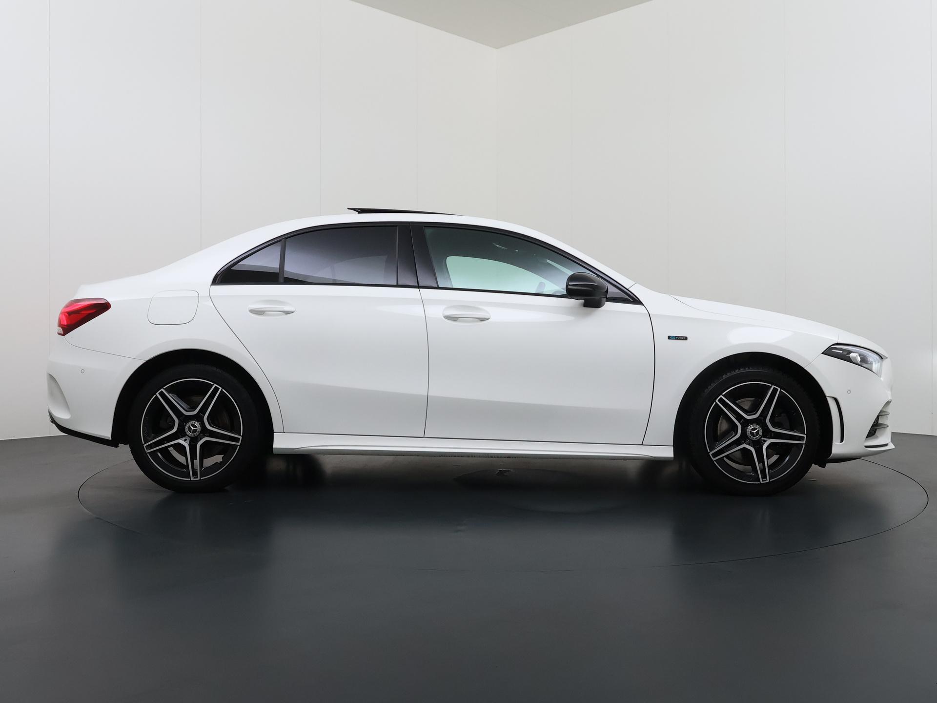 Mercedes-Benz A-klasse 250 e AMG 8