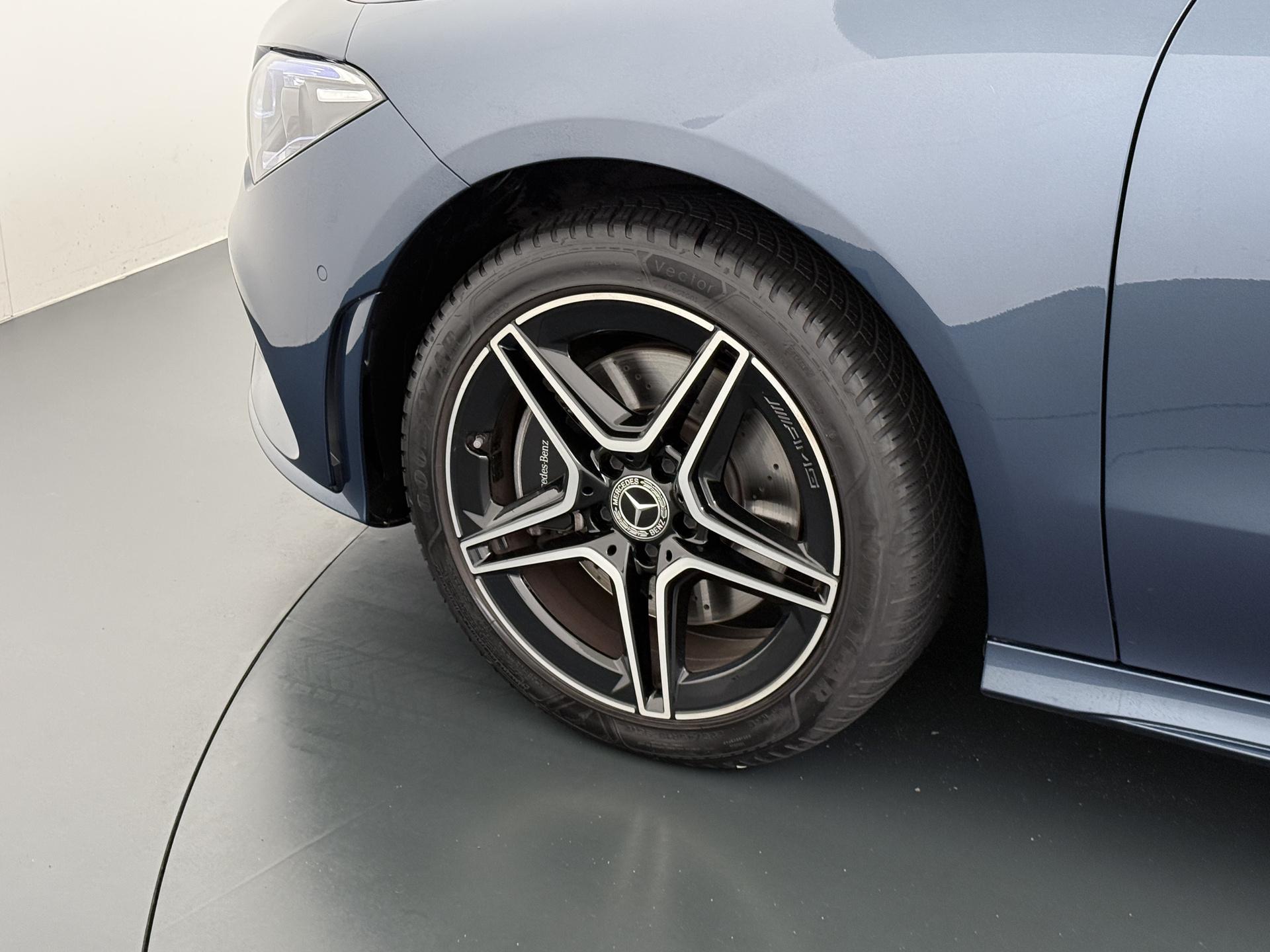 Mercedes-Benz CLA-Klasse 250 e AMG Line 14