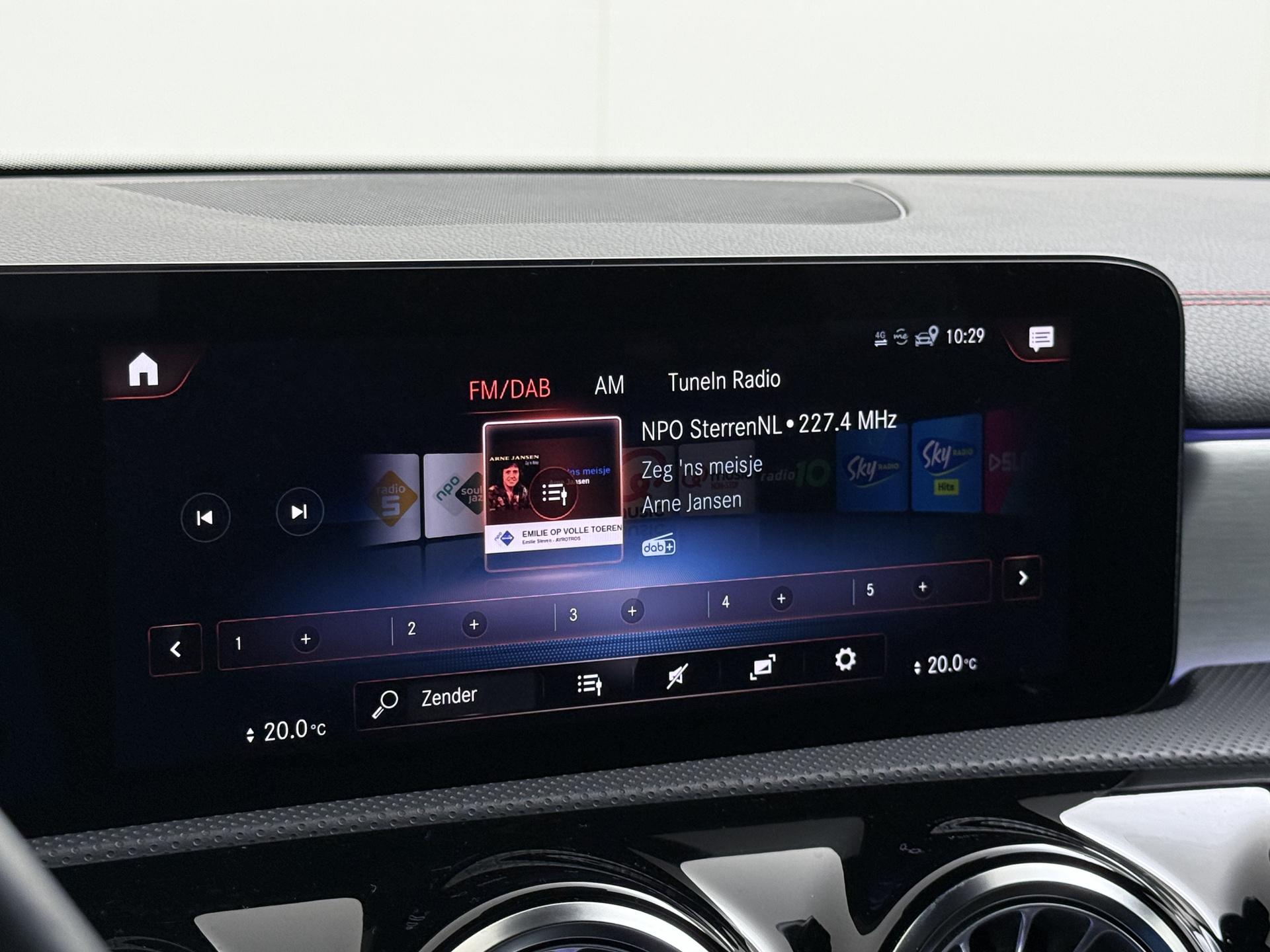 Mercedes-Benz CLA-Klasse 250 e AMG Line 36