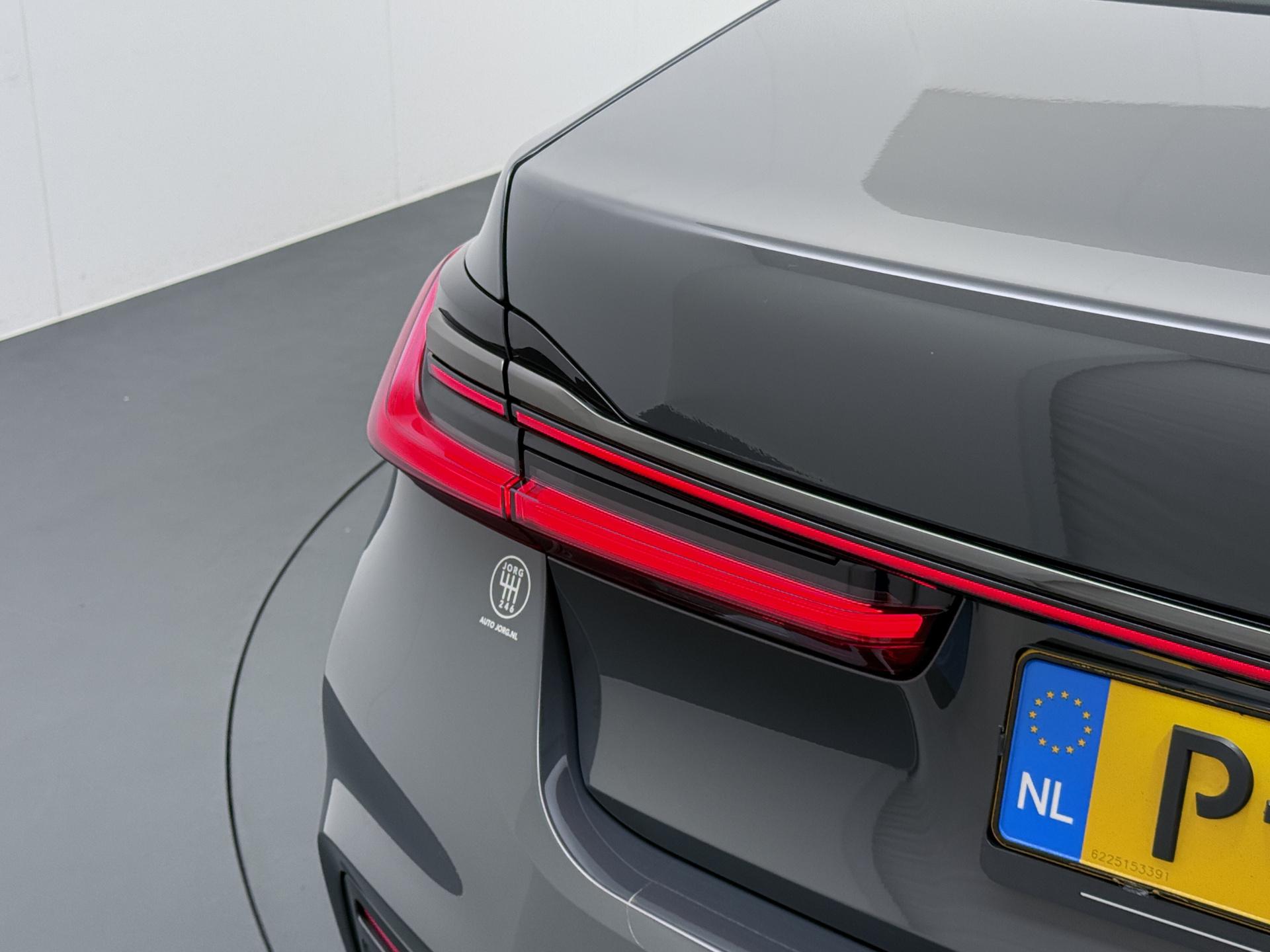 BMW 7 Serie 745e High Executive 18