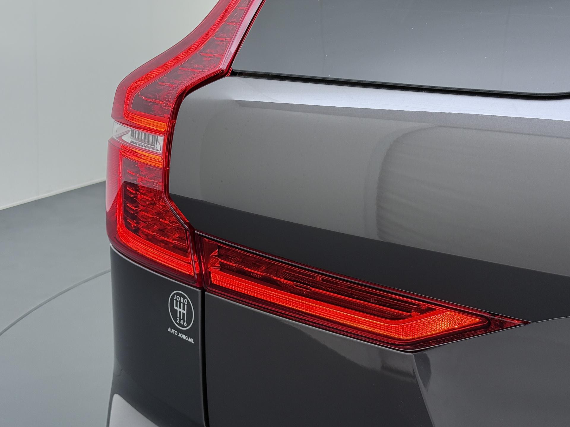 Volvo XC60 2.0 T8 Plug-in hybrid AWD R-Design 16