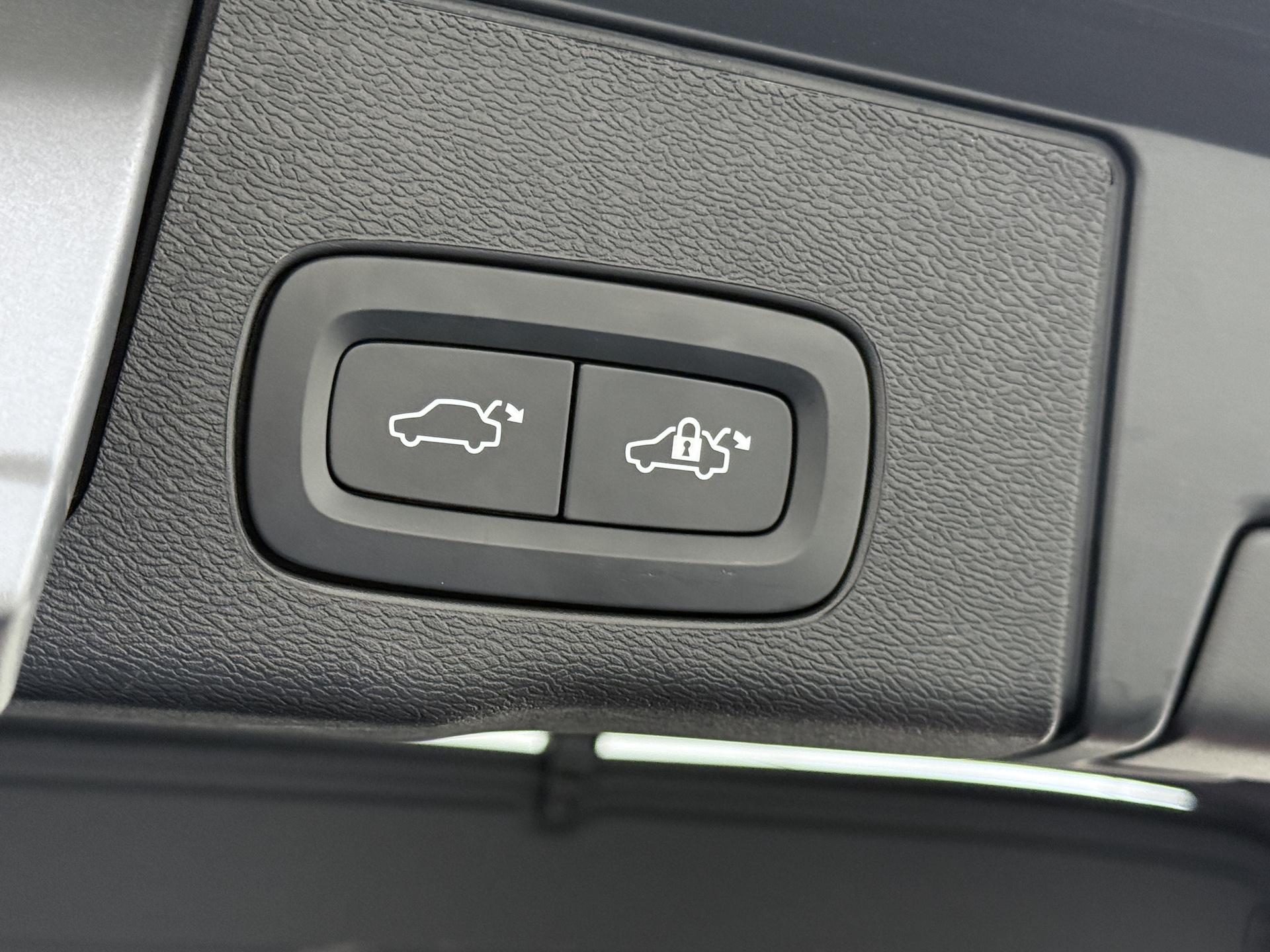 Volvo XC60 2.0 T8 Plug-in hybrid AWD R-Design 19