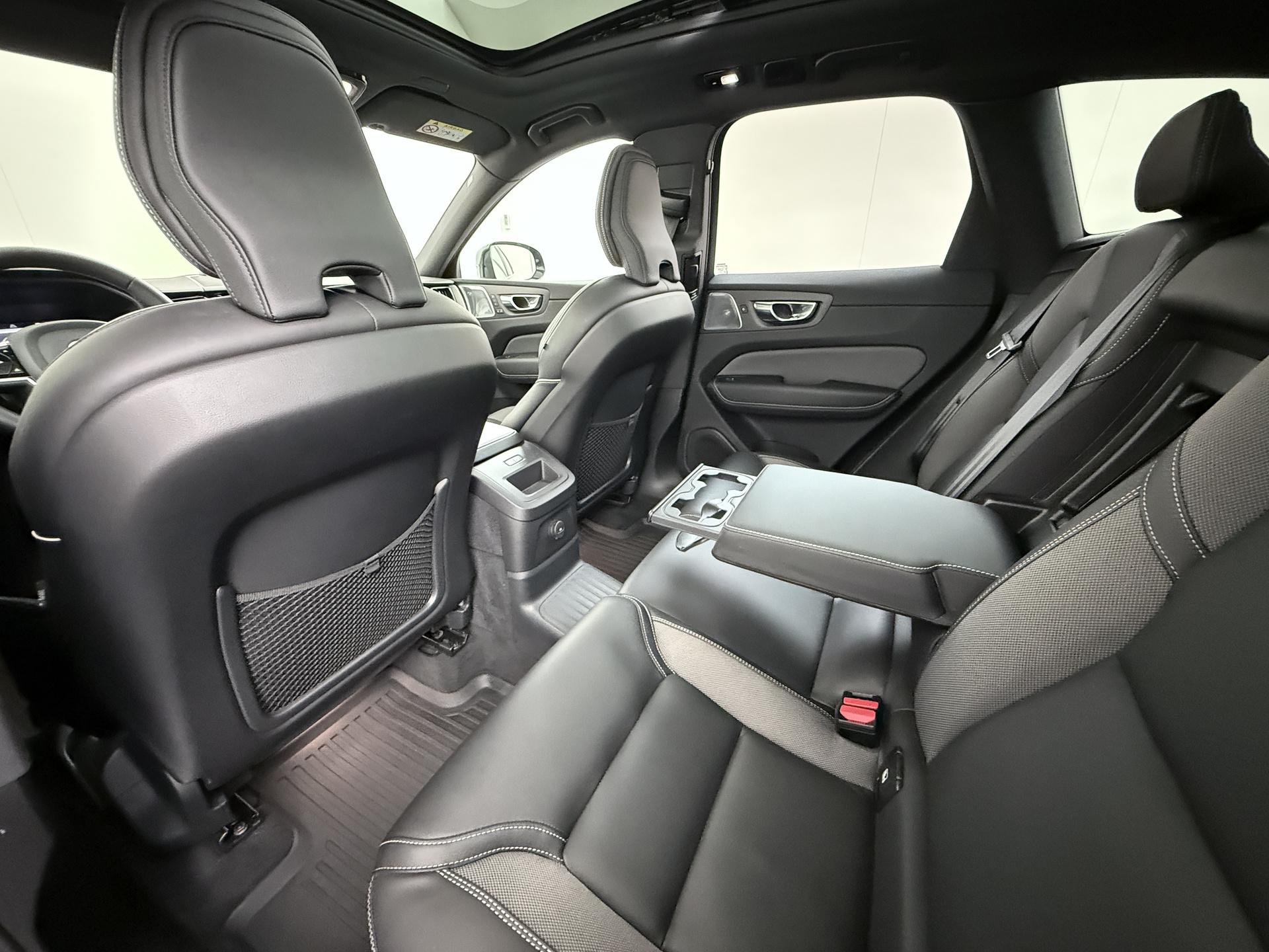 Volvo XC60 2.0 T8 Plug-in hybrid AWD R-Design 24