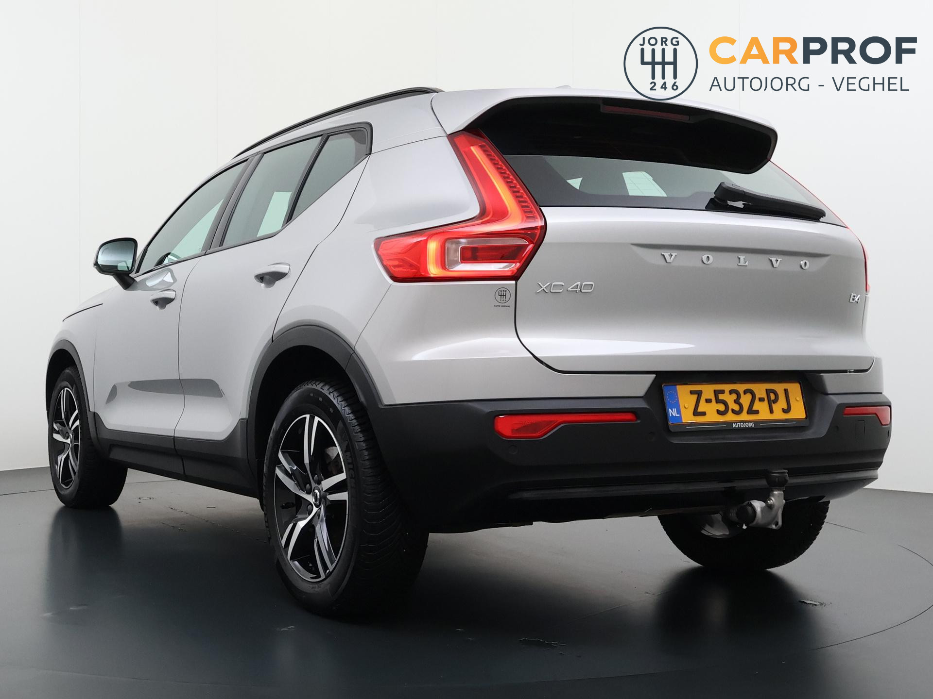 Volvo XC40 2.0 B4 Plus Dark 1
