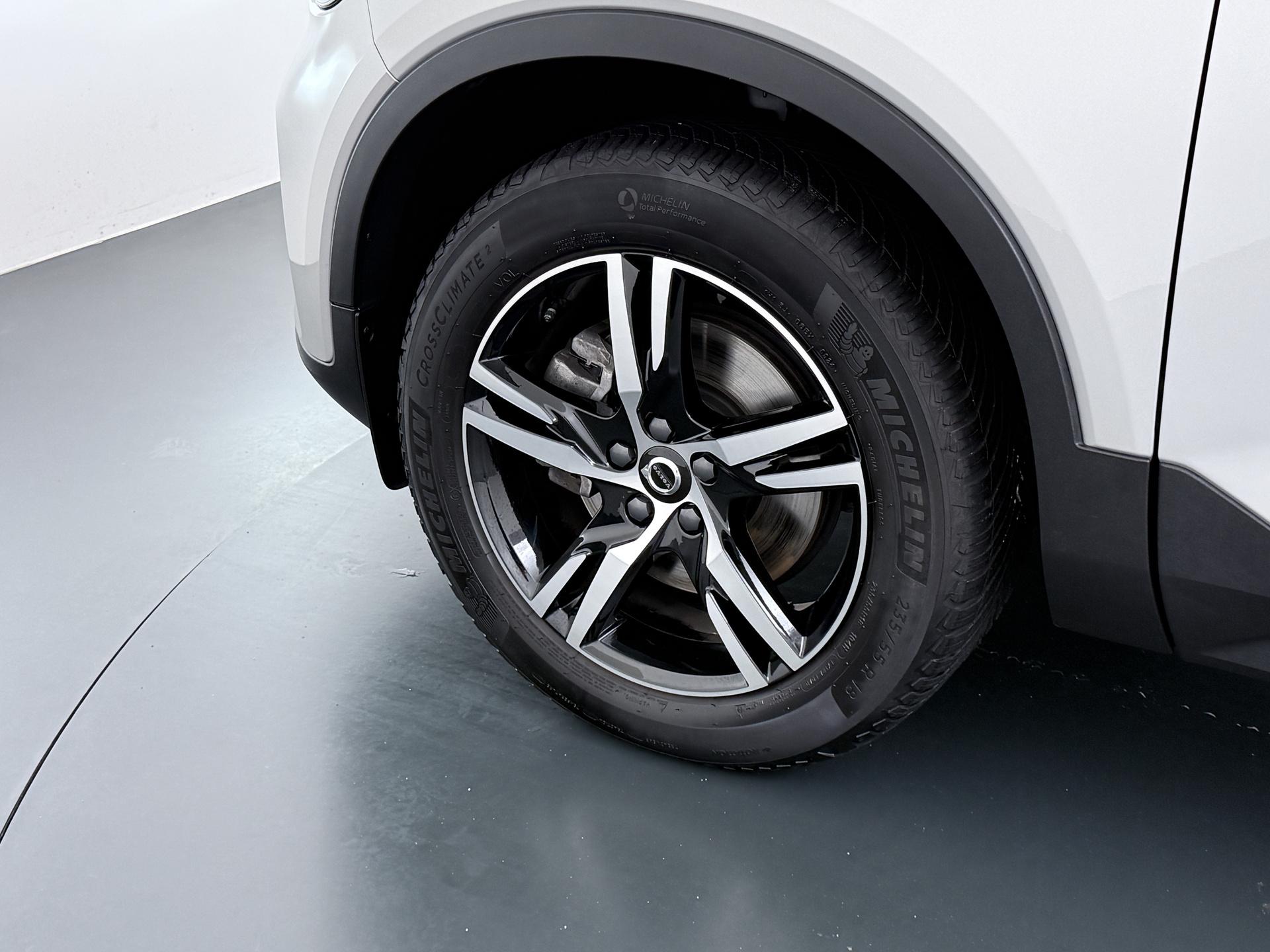 Volvo XC40 2.0 B4 Plus Dark 10